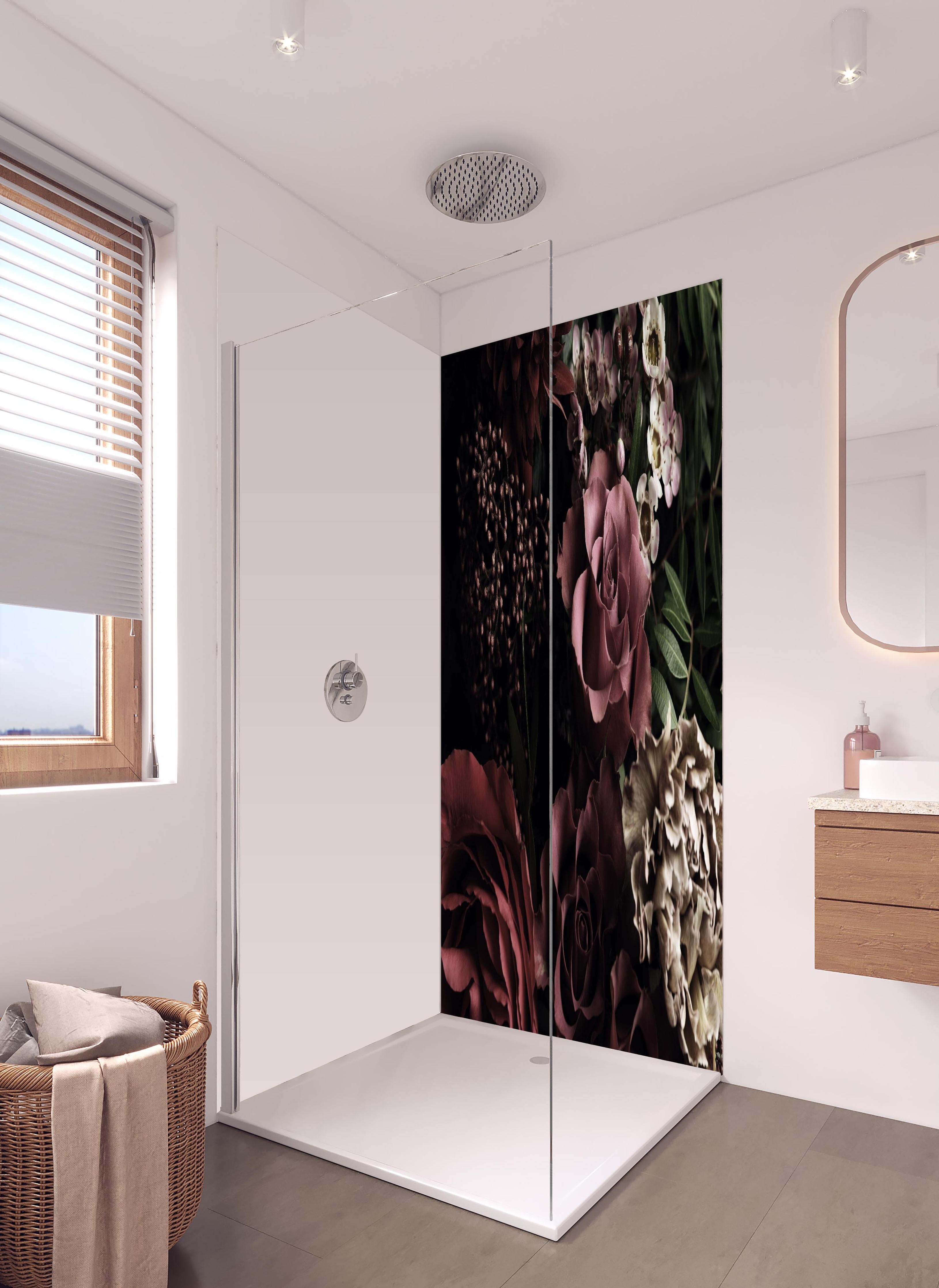 Duschrückwand - Gemischter Vintage-Blumenstrauß in hellem Badezimmer mit Regenduschkopf - zweiteilige Eck-Duschrückwand