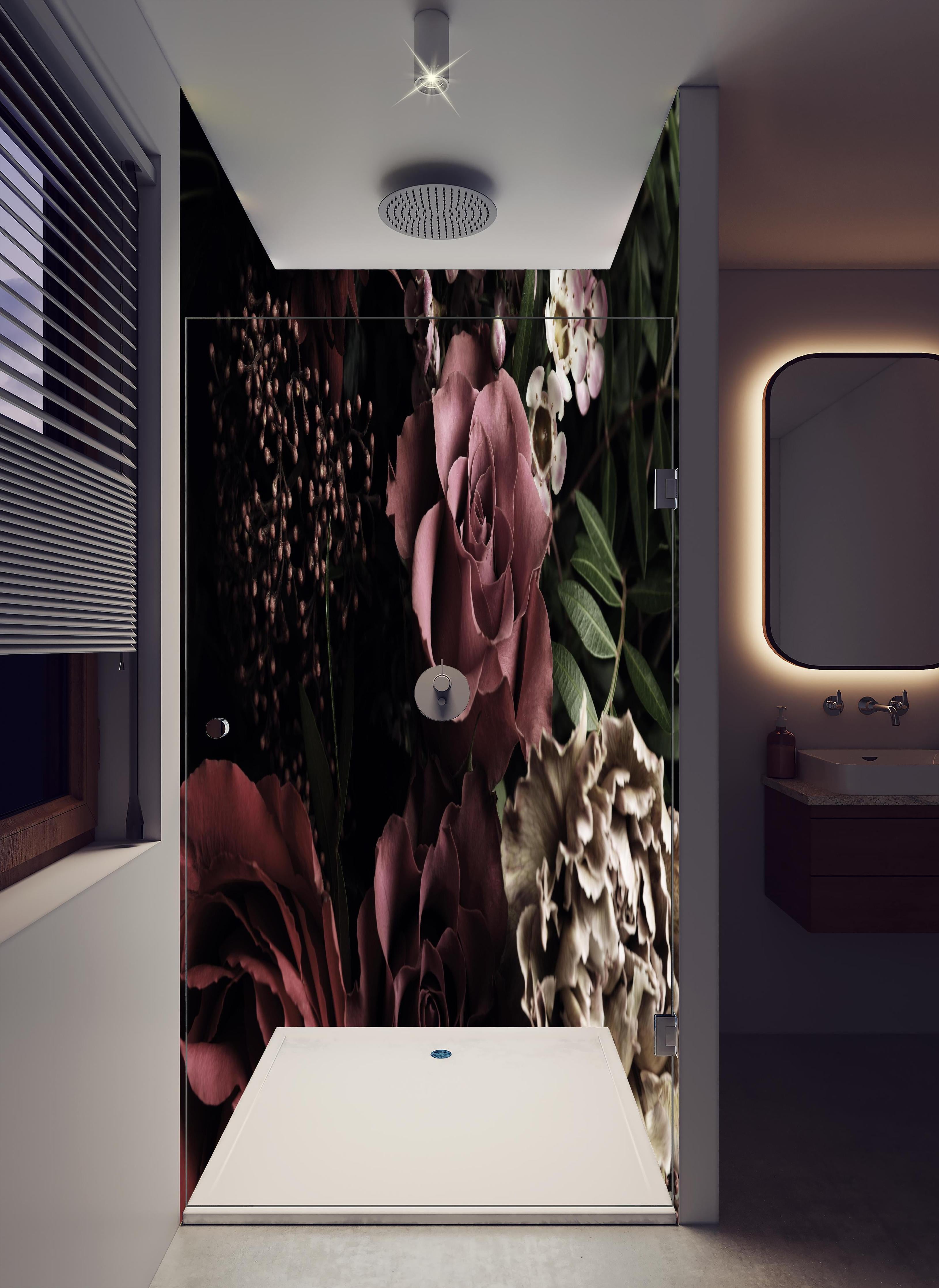 Duschrückwand - Gemischter Vintage-Blumenstrauß in hellem Badezimmer mit Regenduschkopf - zweiteilige Eck-Duschrückwand