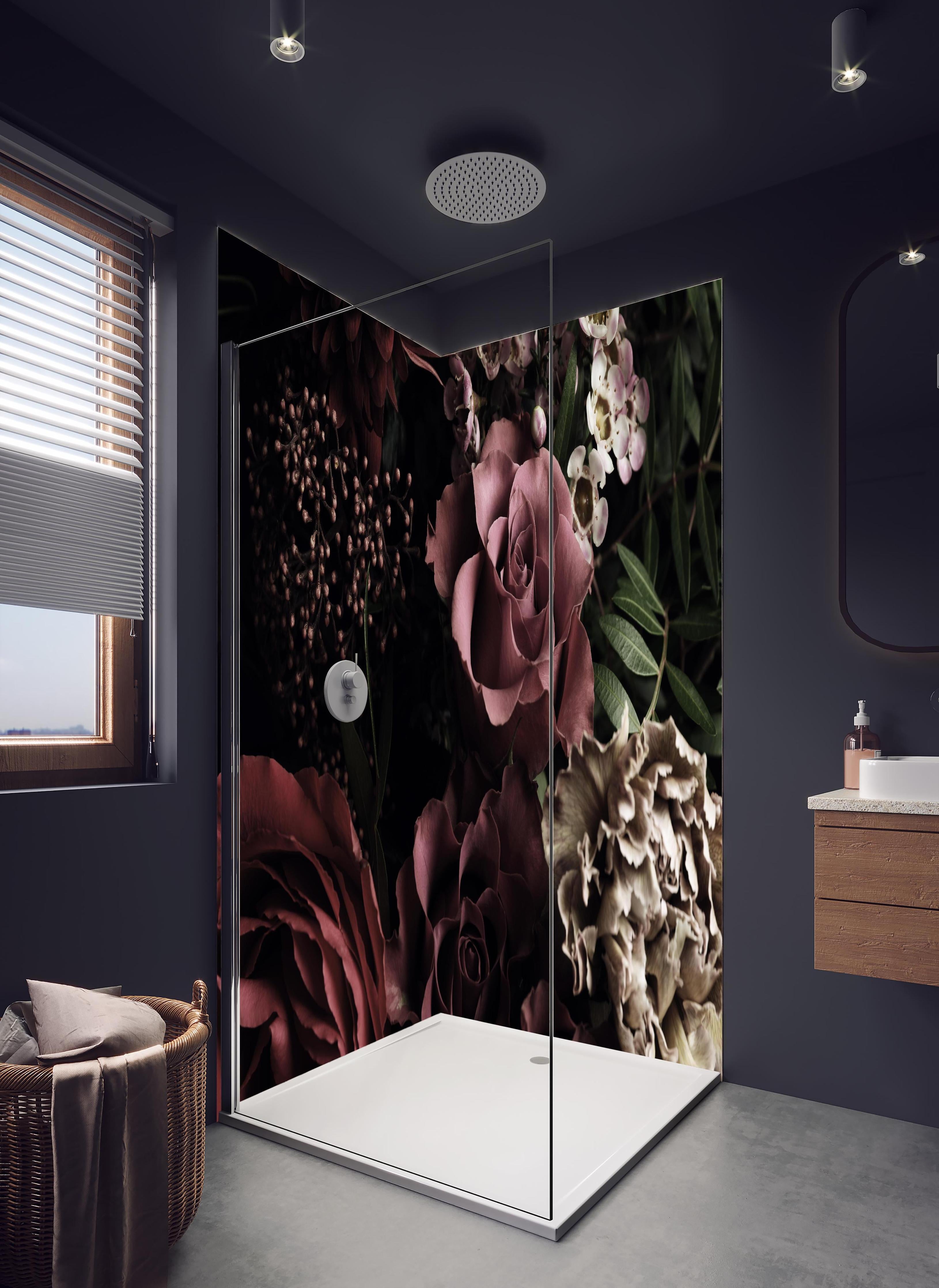 Duschrückwand - Gemischter Vintage-Blumenstrauß in hellem Badezimmer mit Regenduschkopf - zweiteilige Eck-Duschrückwand