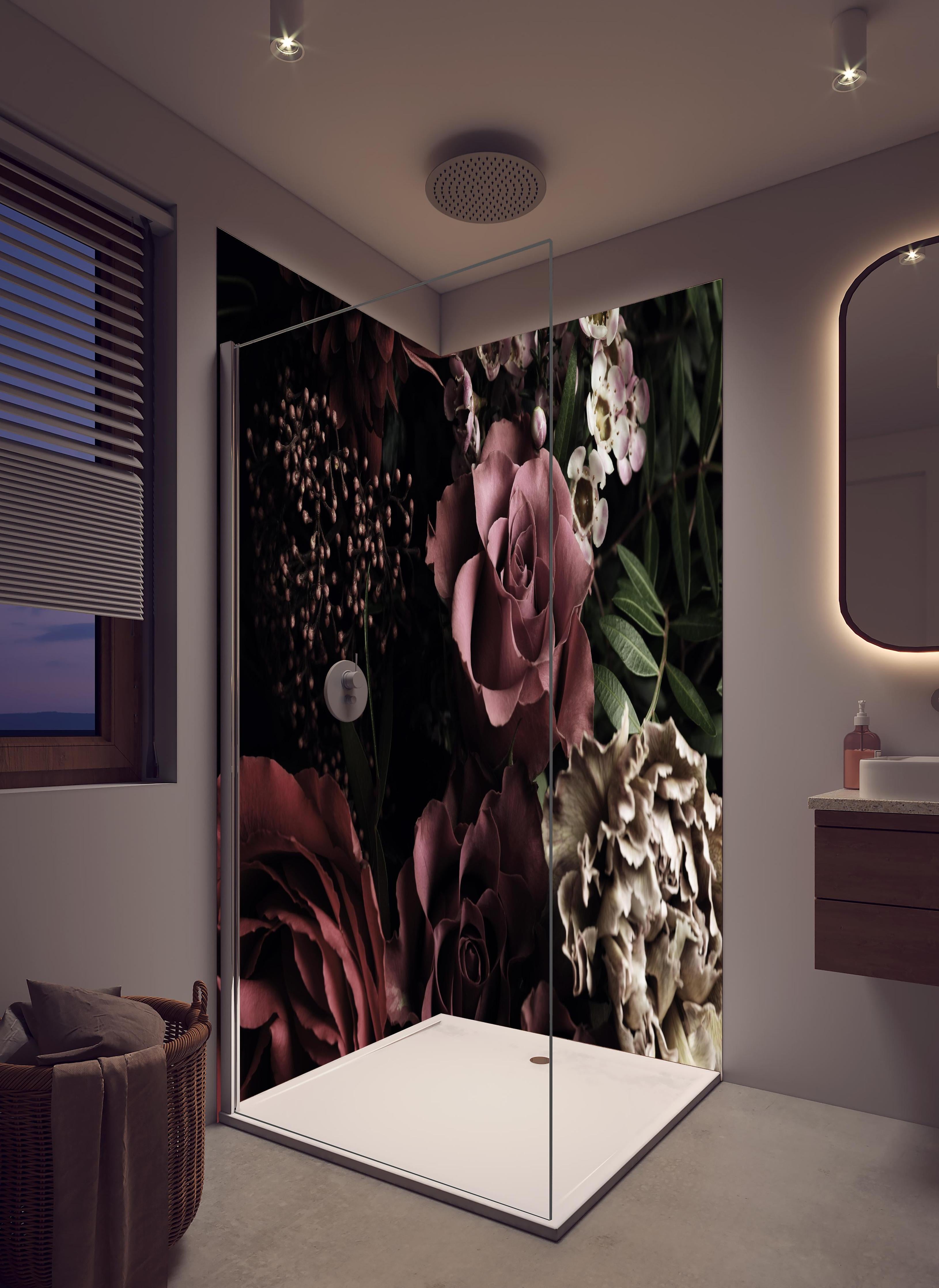 Duschrückwand - Gemischter Vintage-Blumenstrauß in hellem Badezimmer mit Regenduschkopf - zweiteilige Eck-Duschrückwand