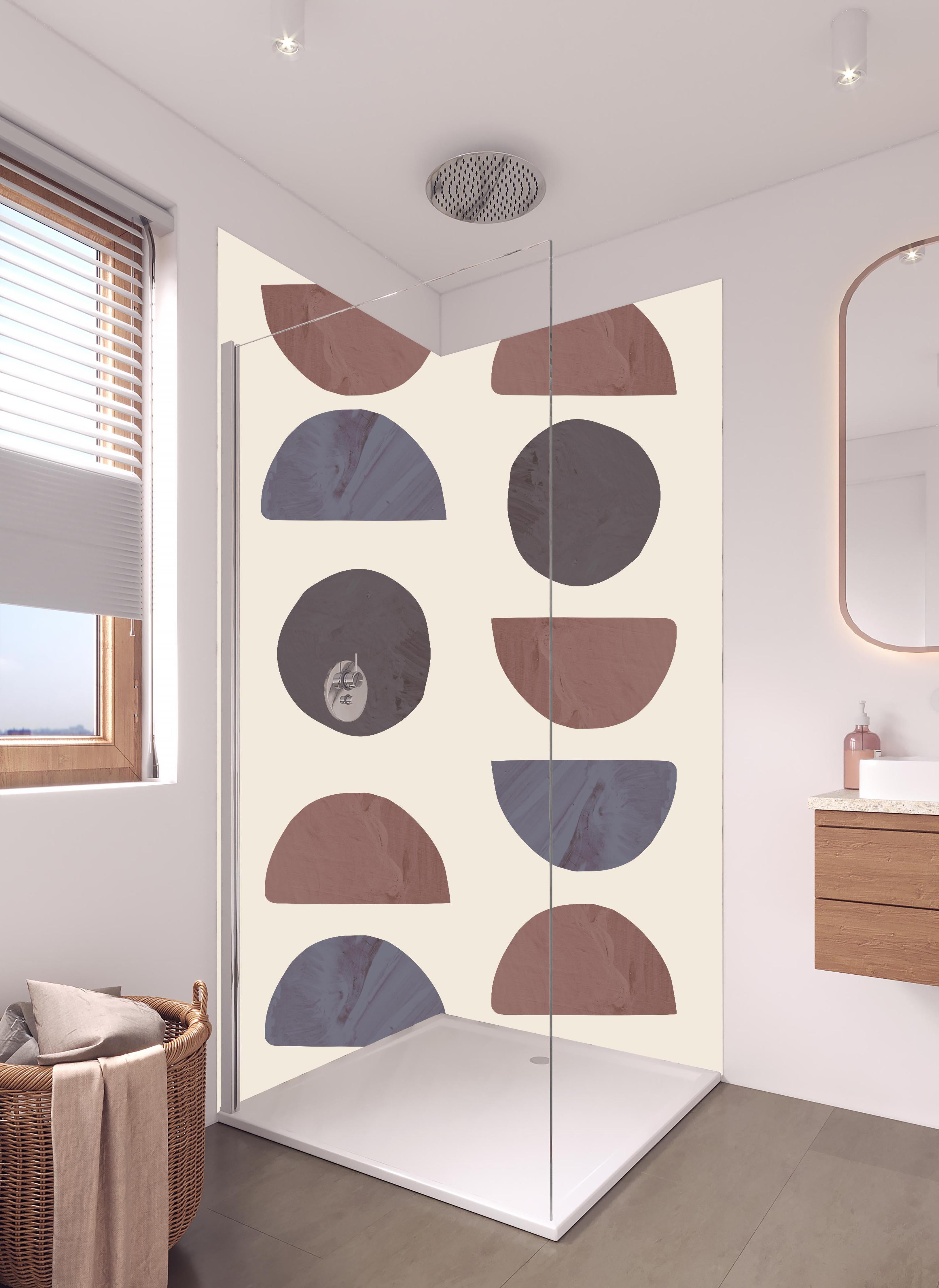 Duschrückwand - Geometrie - Kollage in hellem Badezimmer mit Regenduschkopf - zweiteilige Eck-Duschrückwand