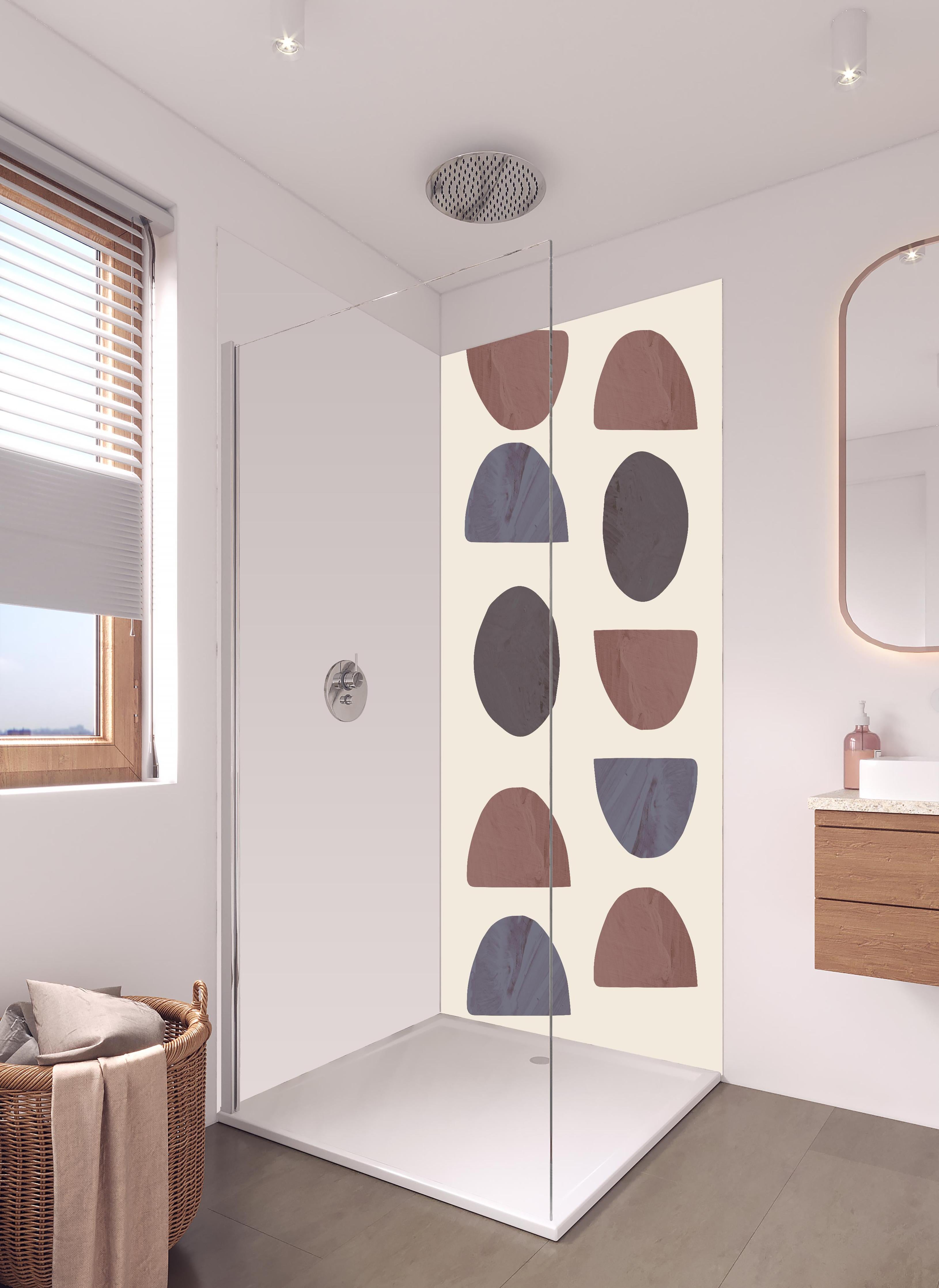 Duschrückwand - Geometrie - Kollage in hellem Badezimmer mit Regenduschkopf - zweiteilige Eck-Duschrückwand