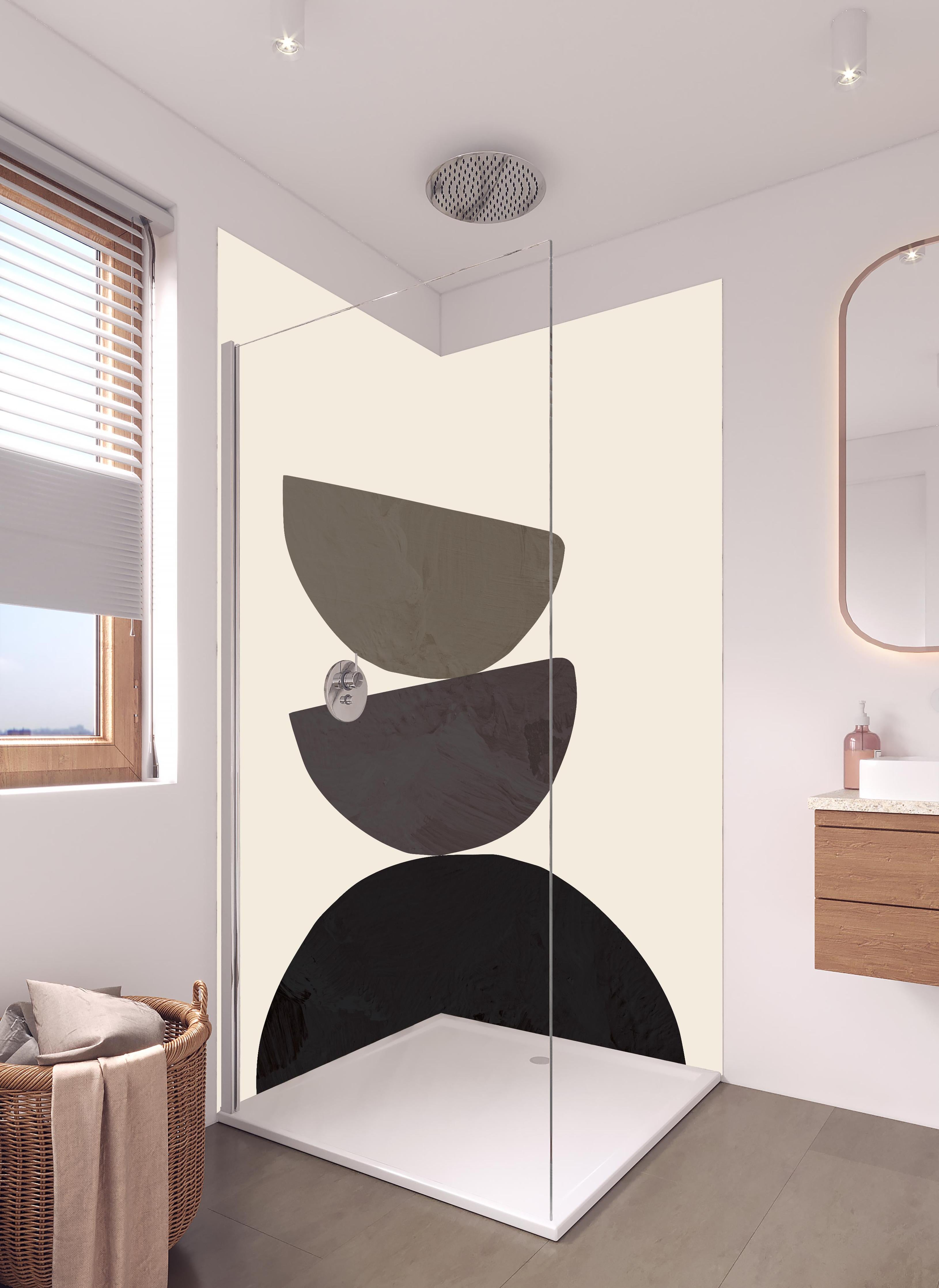 Duschrückwand - Geometrische Formen balancierend - Abstraktion in hellem Badezimmer mit Regenduschkopf - zweiteilige Eck-Duschrückwand