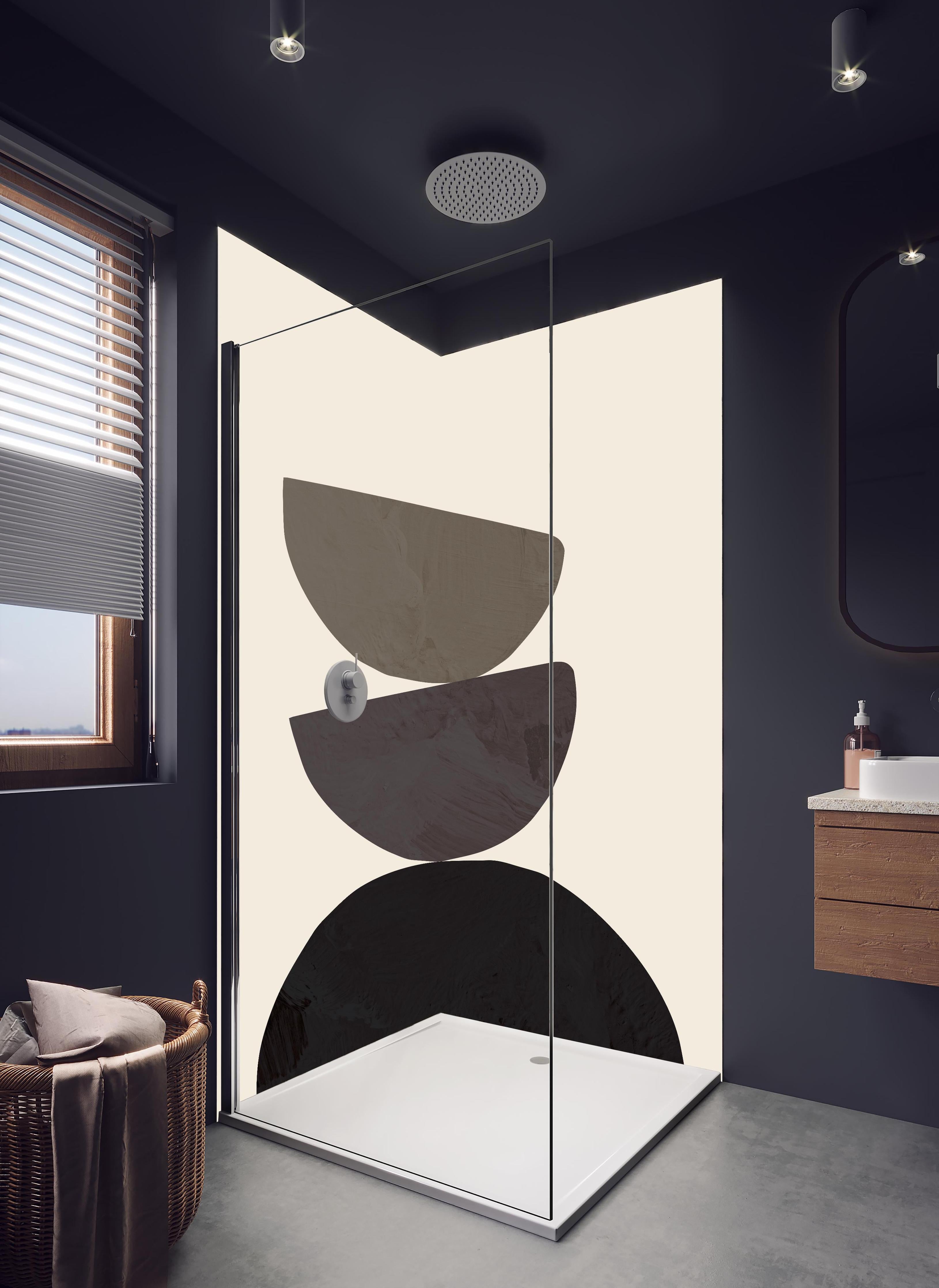 Duschrückwand - Geometrische Formen balancierend - Abstraktion in hellem Badezimmer mit Regenduschkopf - zweiteilige Eck-Duschrückwand