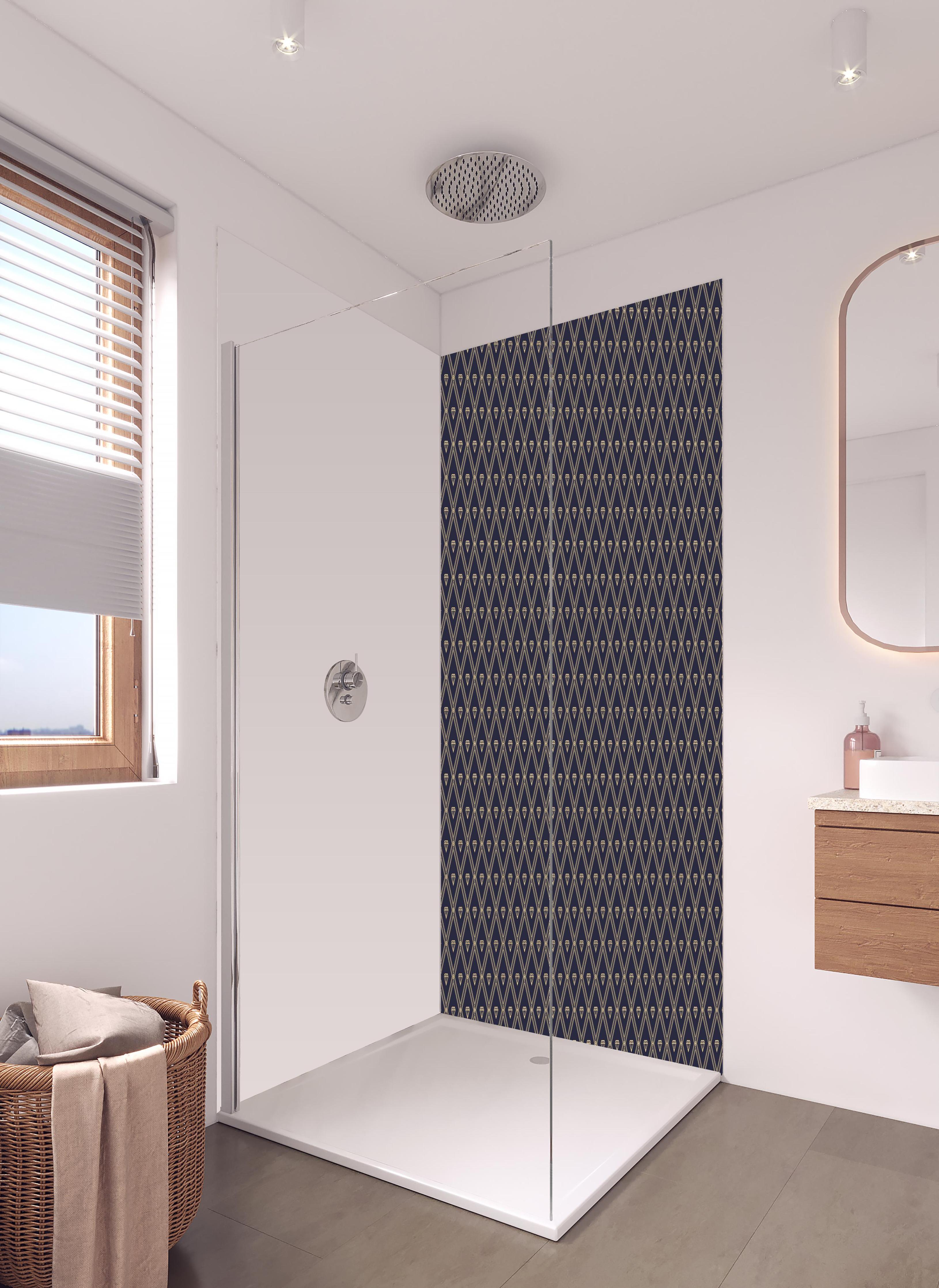 Duschrückwand - Geometrisches Design Dunkelblauer Rauten-Muster in hellem Badezimmer mit Regenduschkopf - zweiteilige Eck-Duschrückwand