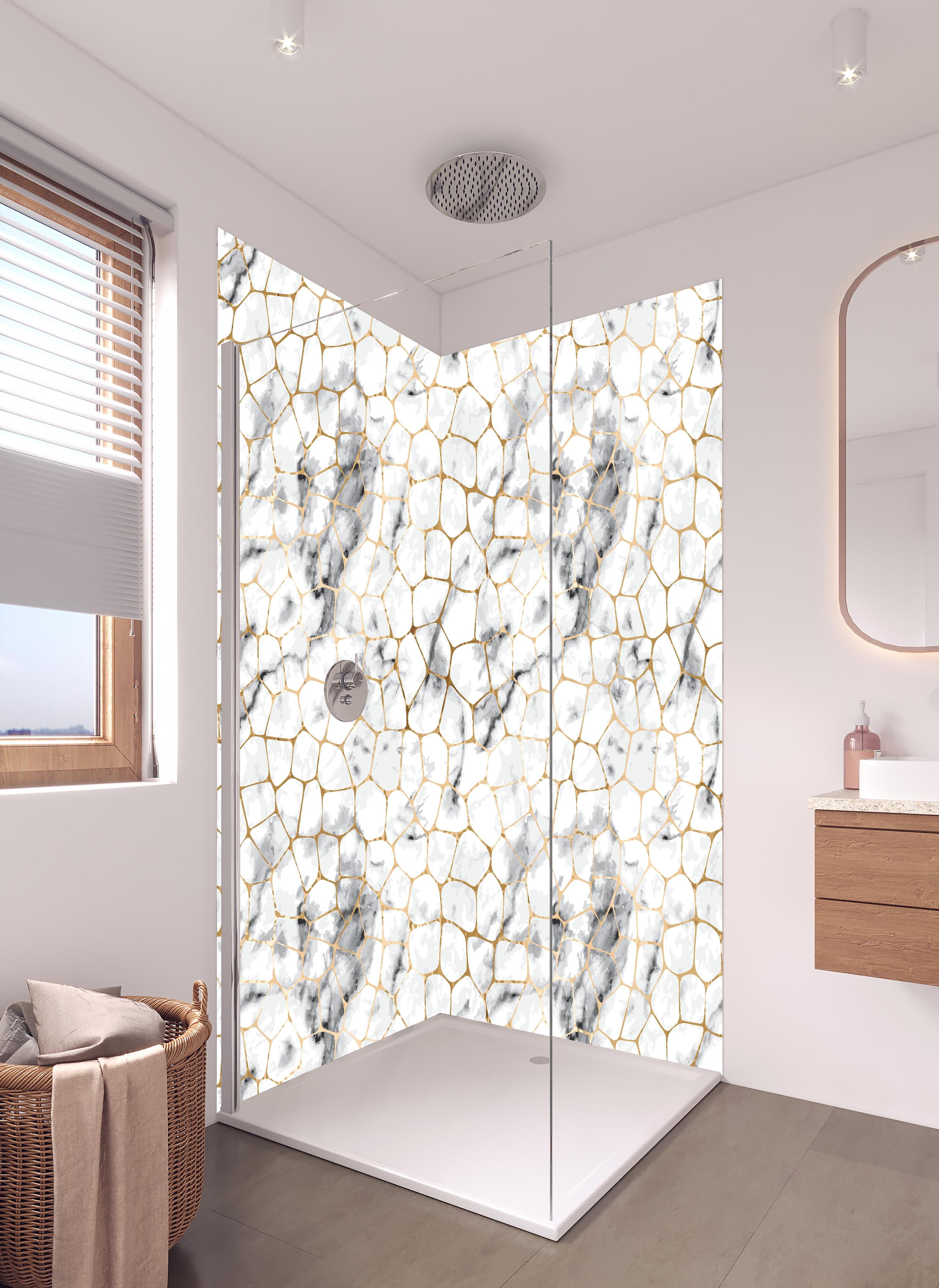 Duschrückwand - Geometrisches Marmormuster in Weiß-Grau in hellem Badezimmer mit Regenduschkopf - zweiteilige Eck-Duschrückwand