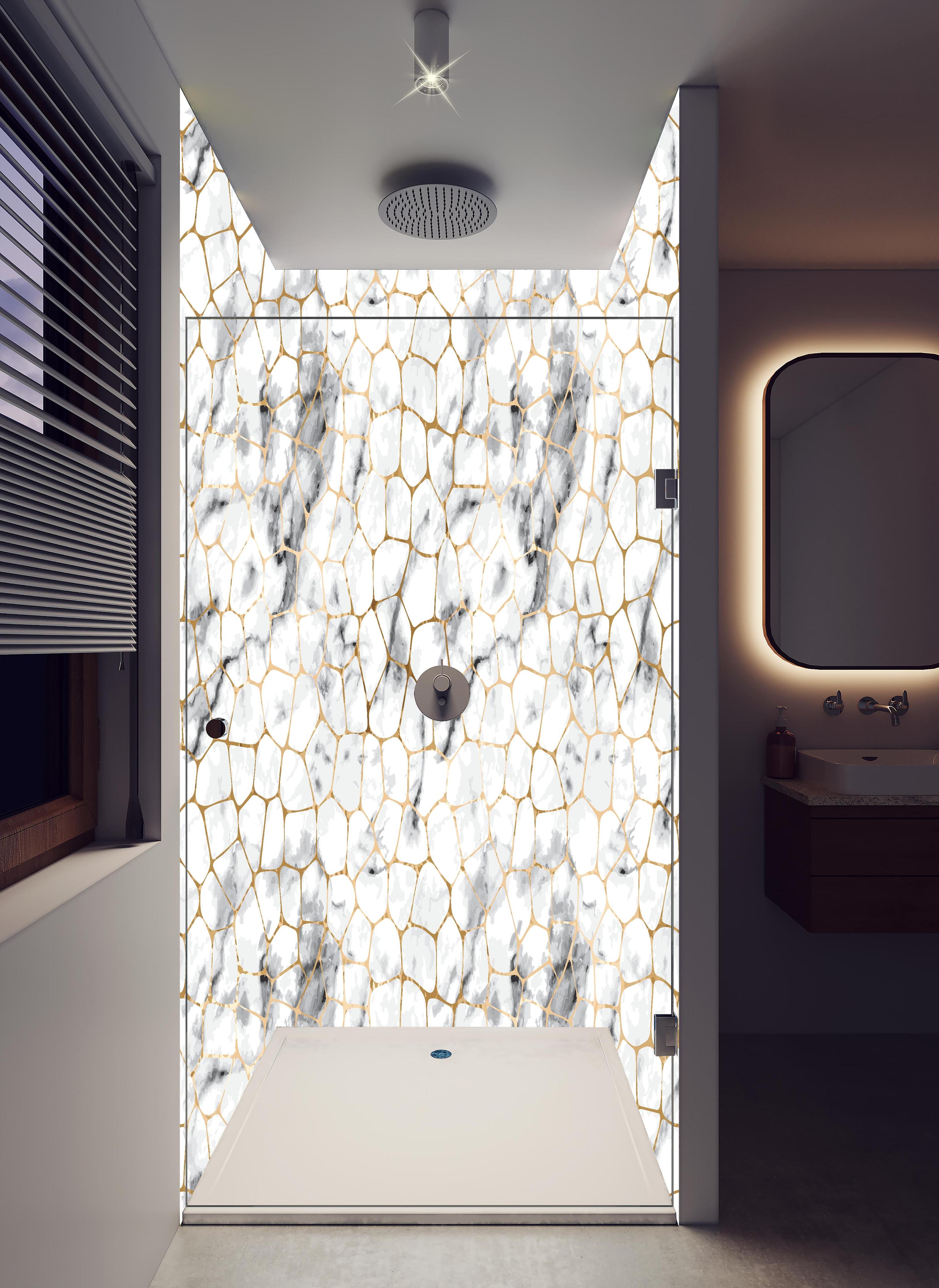Duschrückwand - Geometrisches Marmormuster in Weiß-Grau in hellem Badezimmer mit Regenduschkopf - zweiteilige Eck-Duschrückwand
