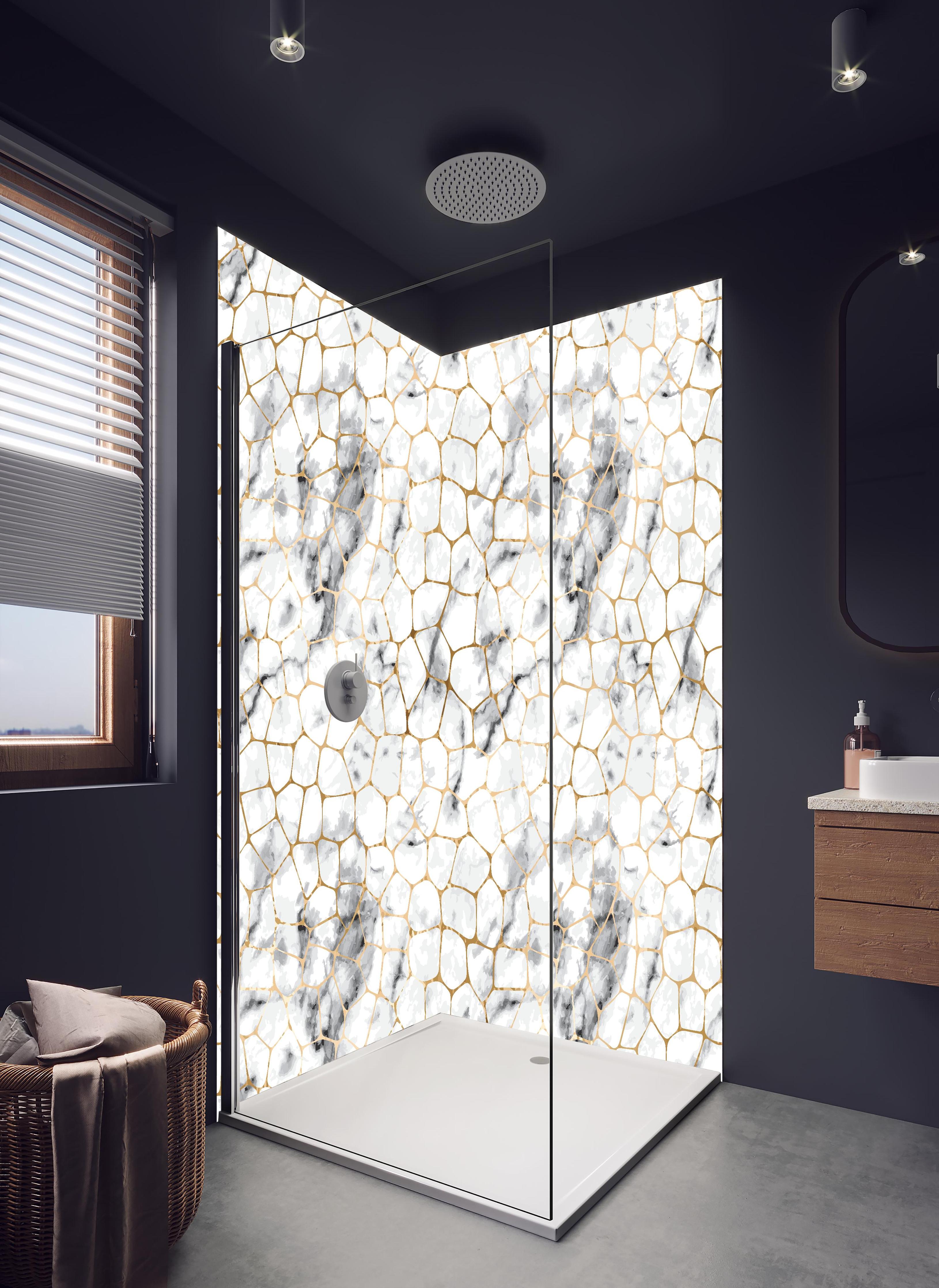 Duschrückwand - Geometrisches Marmormuster in Weiß-Grau in hellem Badezimmer mit Regenduschkopf - zweiteilige Eck-Duschrückwand
