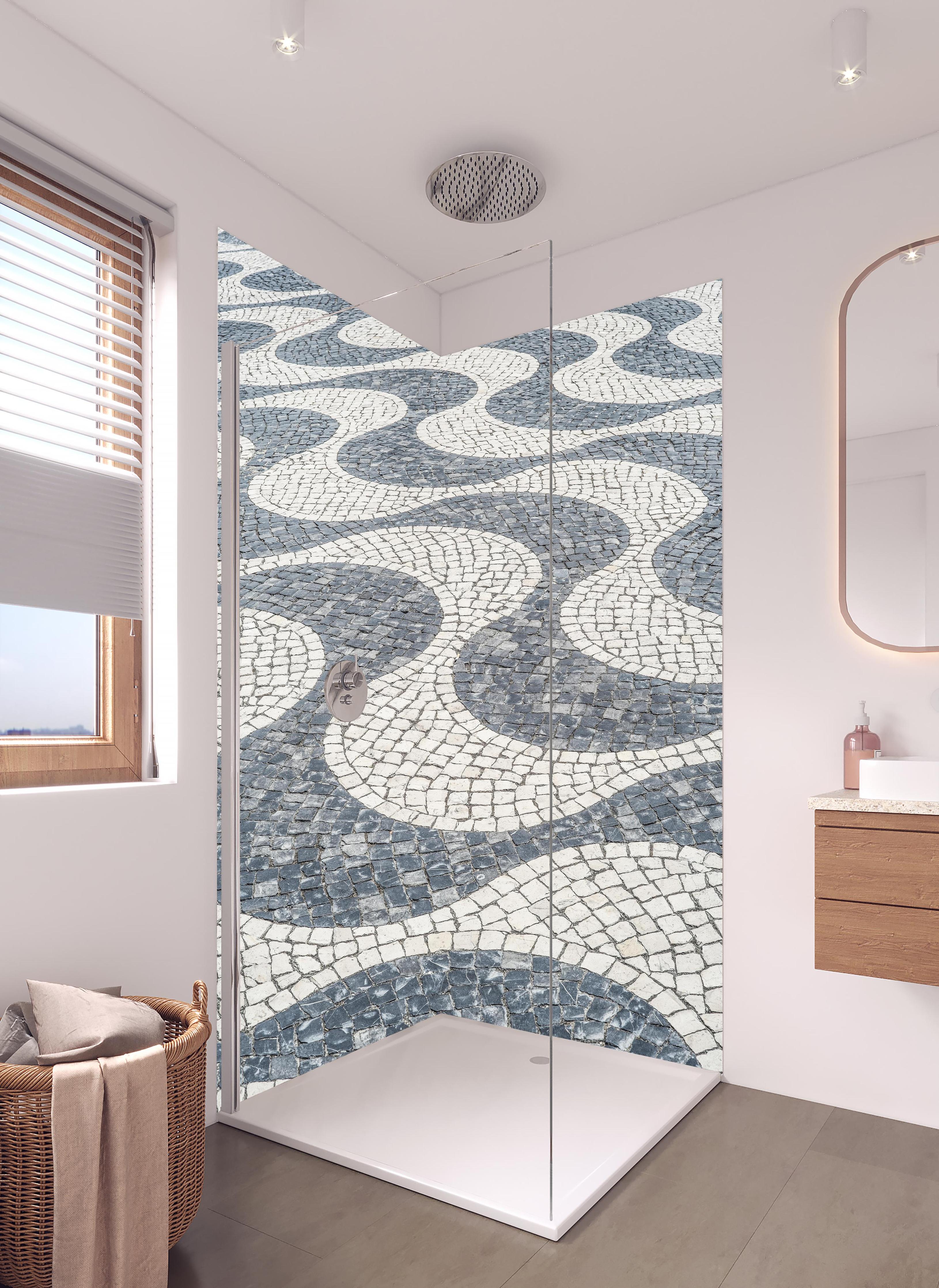 Duschrückwand - Geometrisches Mosaikmuster in Schwarz-Weiß in hellem Badezimmer mit Regenduschkopf - zweiteilige Eck-Duschrückwand