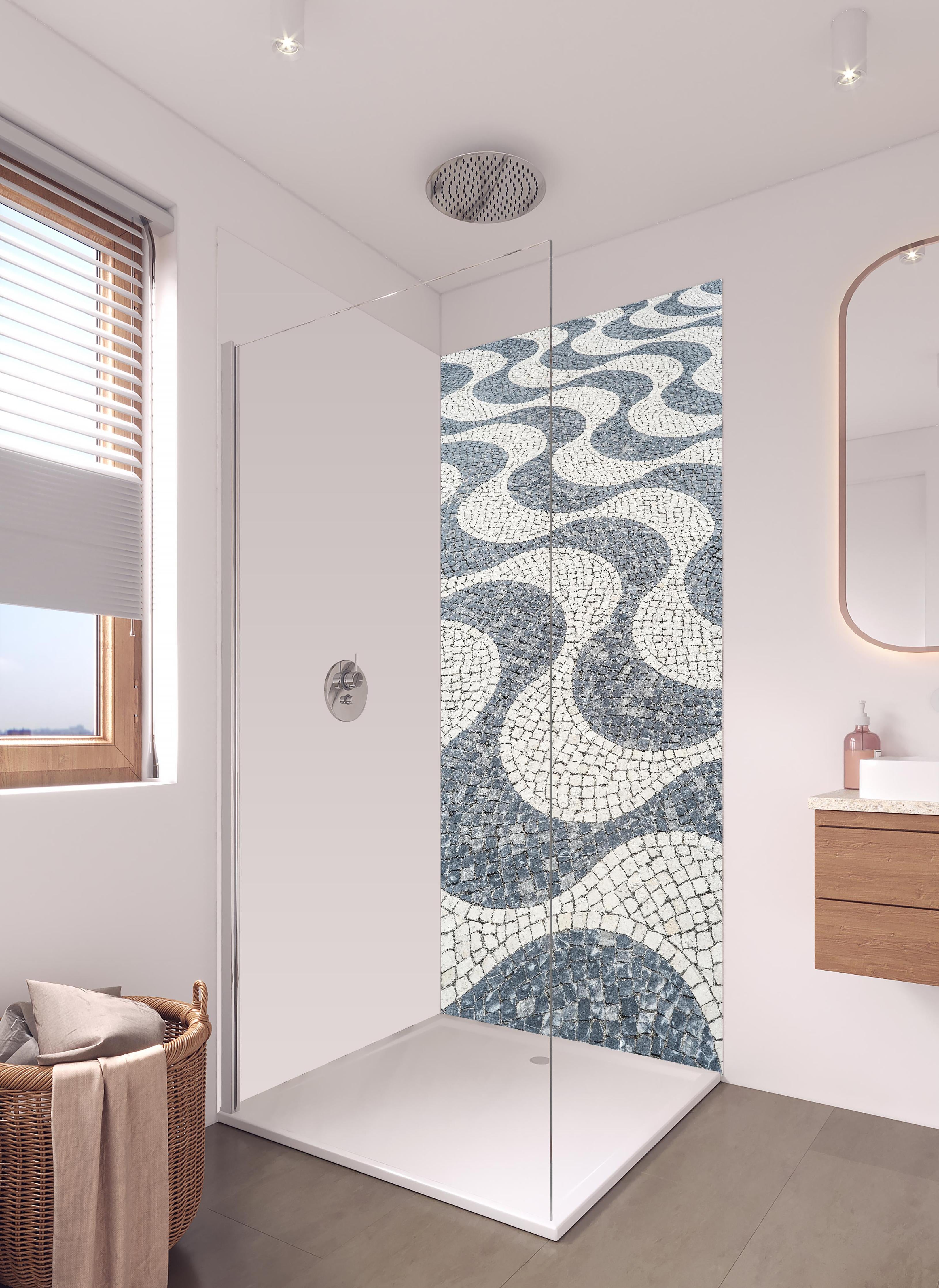 Duschrückwand - Geometrisches Mosaikmuster in Schwarz-Weiß in hellem Badezimmer mit Regenduschkopf - zweiteilige Eck-Duschrückwand