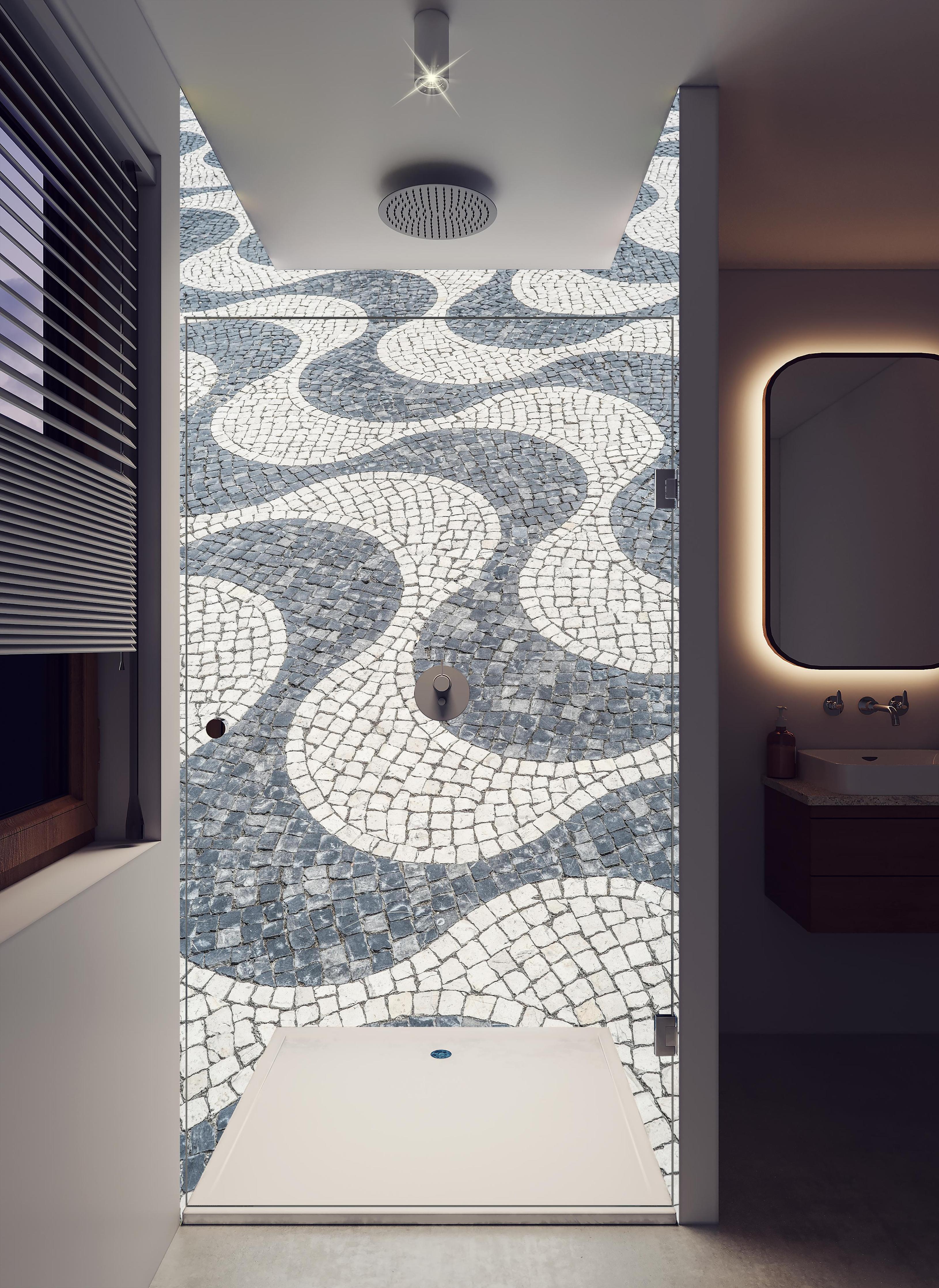 Duschrückwand - Geometrisches Mosaikmuster in Schwarz-Weiß in hellem Badezimmer mit Regenduschkopf - zweiteilige Eck-Duschrückwand