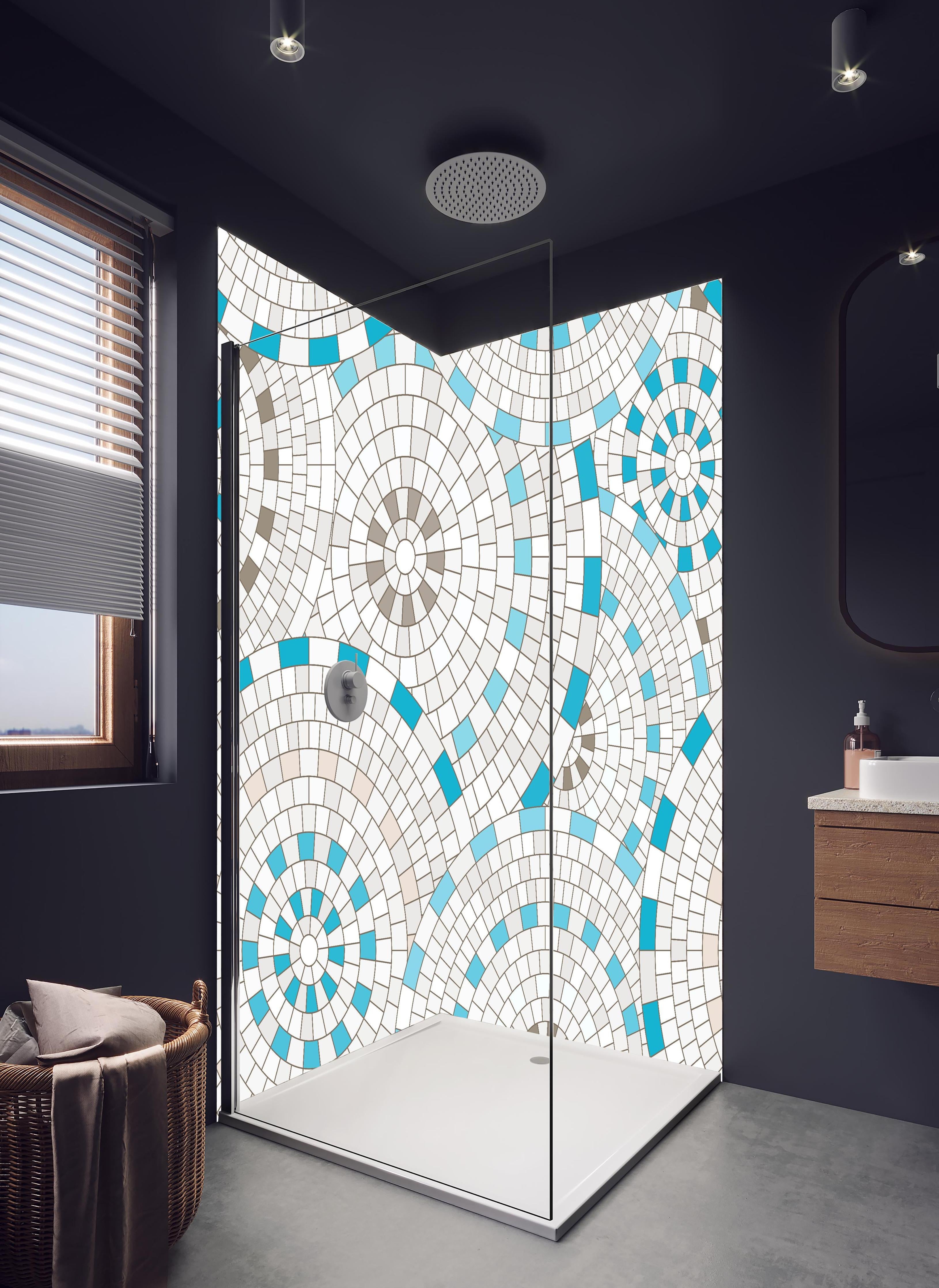 Duschrückwand - Geometrisches Weiß-Blau Mosaik Fliesenmuster in hellem Badezimmer mit Regenduschkopf - zweiteilige Eck-Duschrückwand