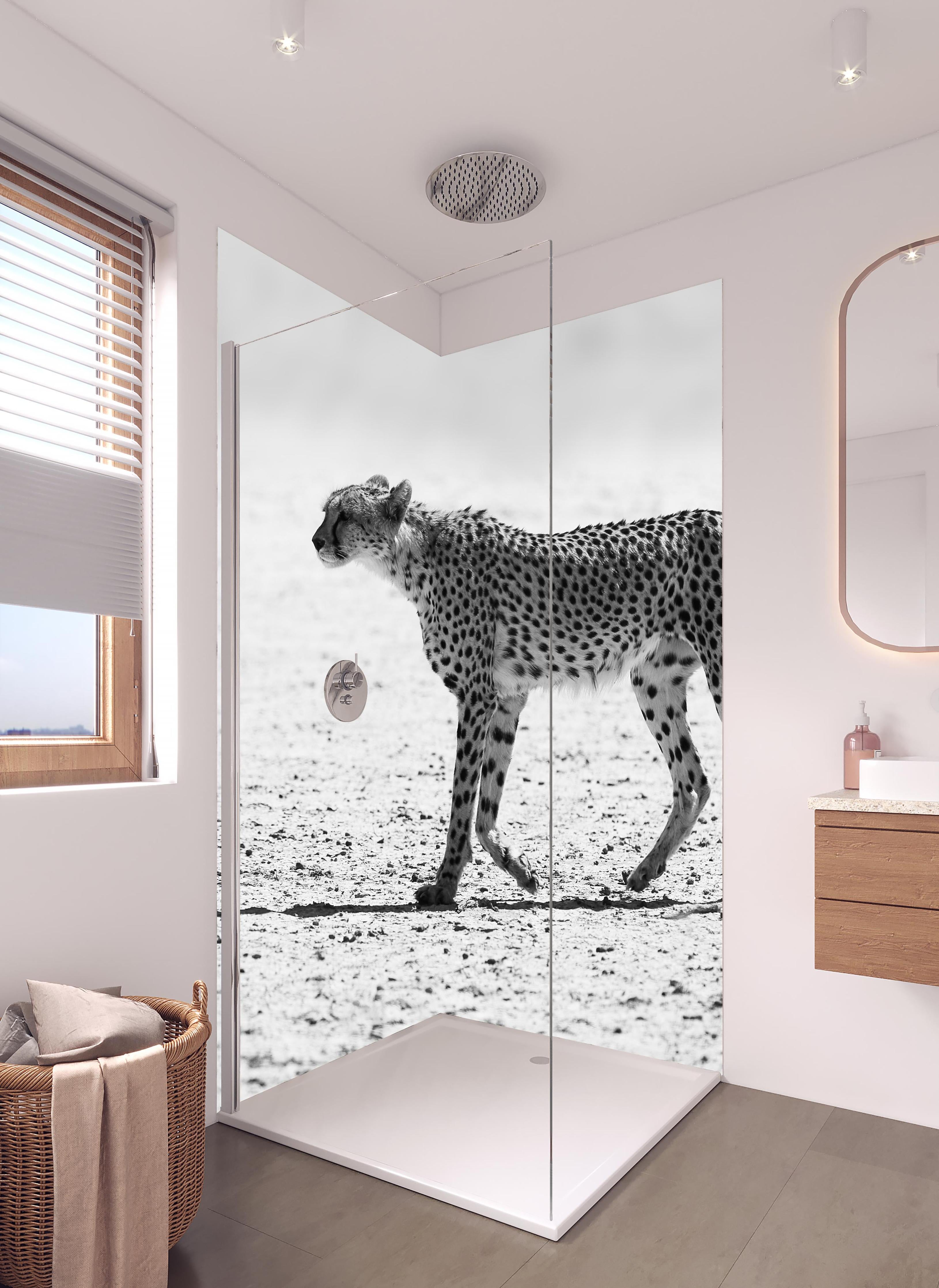 Duschrückwand - Gepard - schwarz-weiß in hellem Badezimmer mit Regenduschkopf - zweiteilige Eck-Duschrückwand