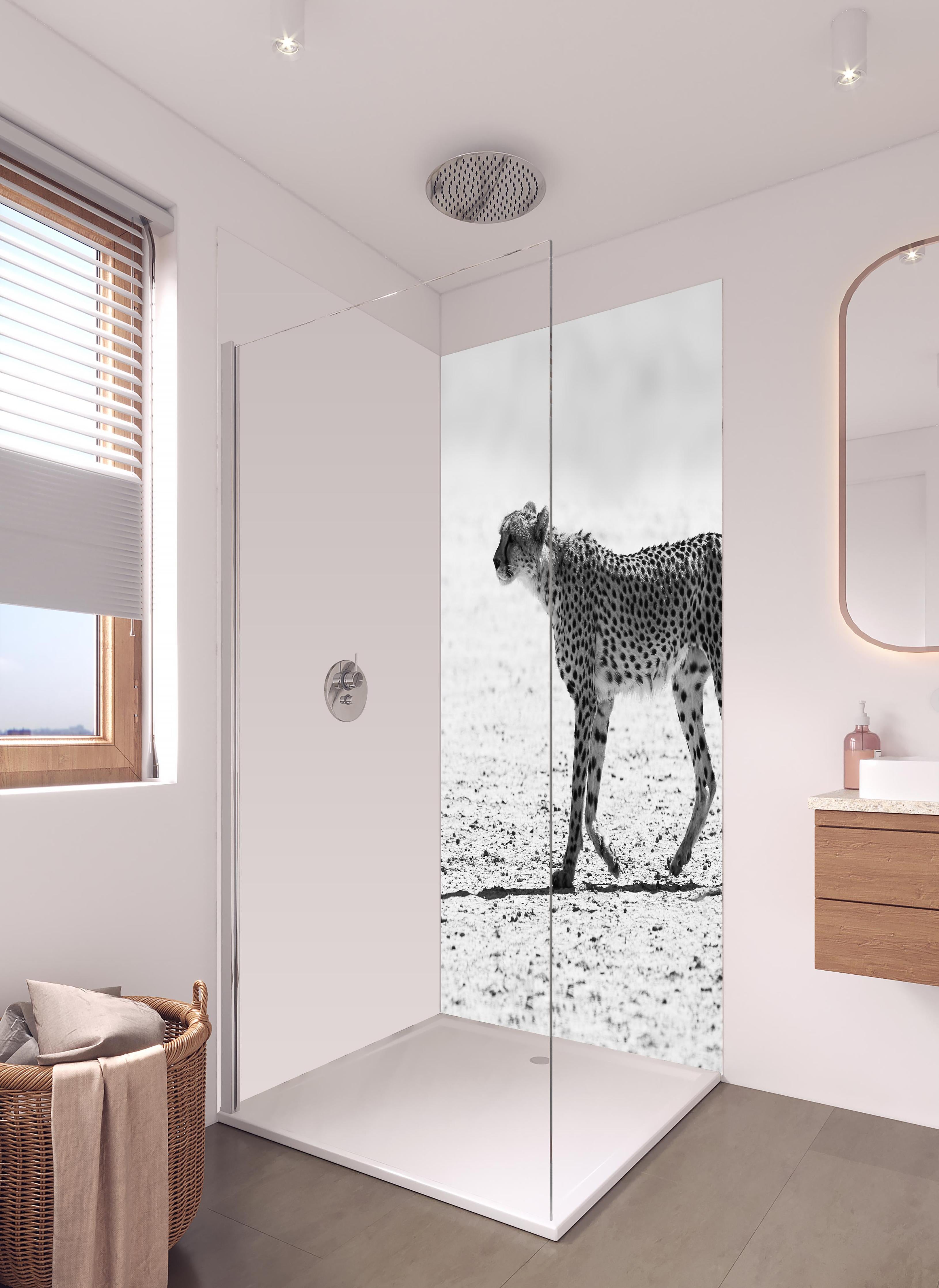 Duschrückwand - Gepard - schwarz-weiß in hellem Badezimmer mit Regenduschkopf - zweiteilige Eck-Duschrückwand