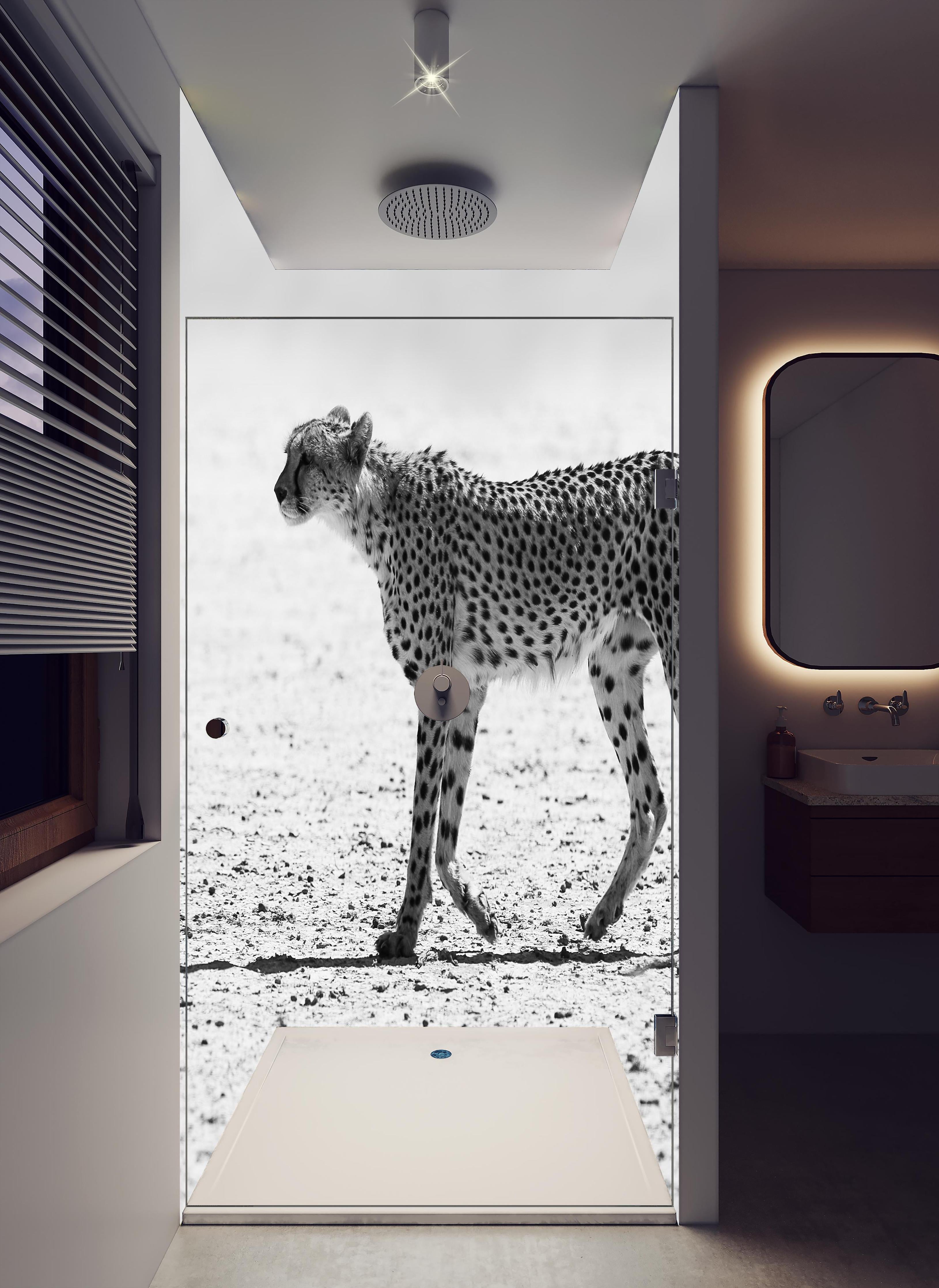 Duschrückwand - Gepard - schwarz-weiß in hellem Badezimmer mit Regenduschkopf - zweiteilige Eck-Duschrückwand