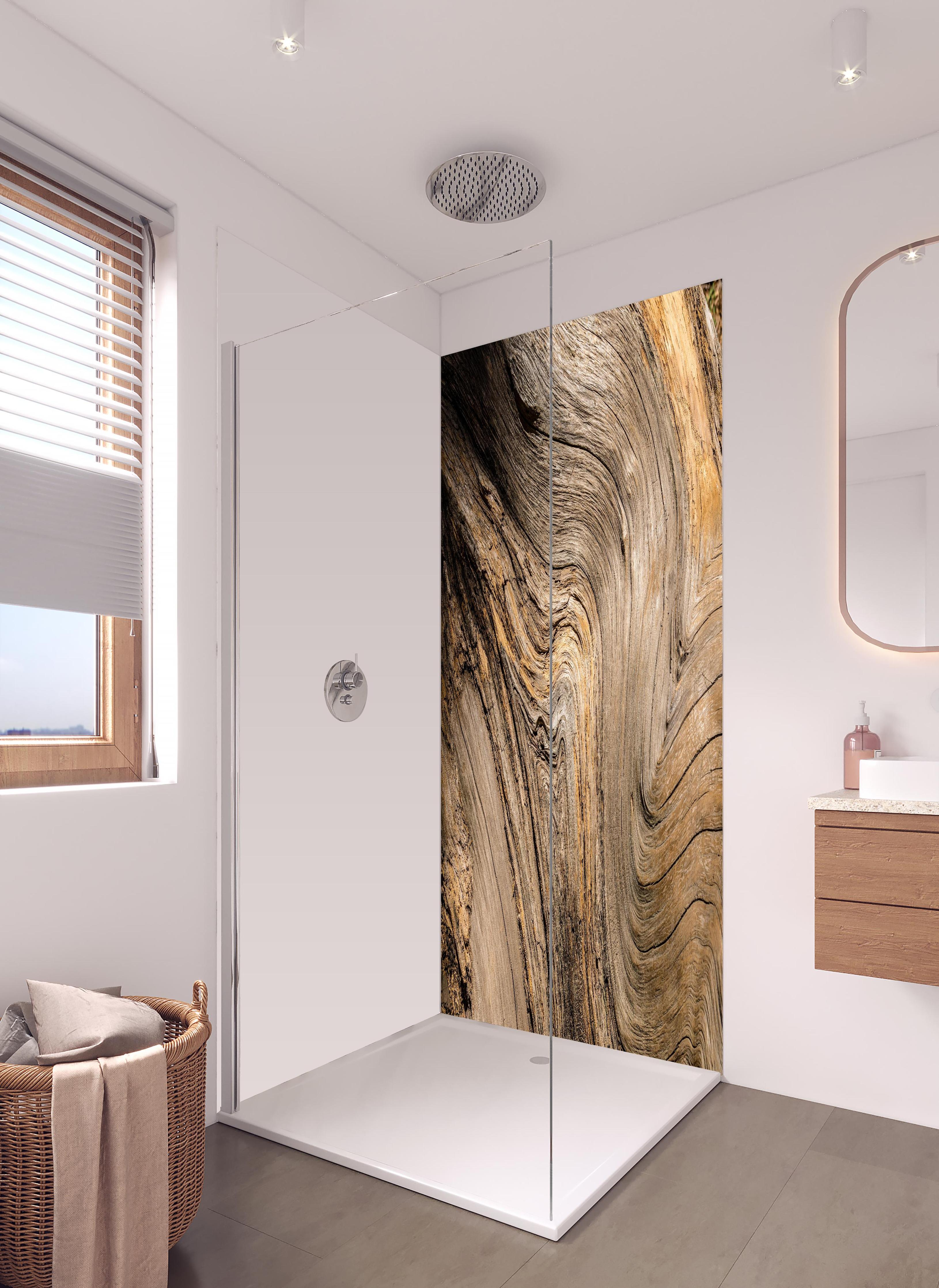 Duschrückwand - Geschwungenes Naturholz in hellem Badezimmer mit Regenduschkopf - zweiteilige Eck-Duschrückwand