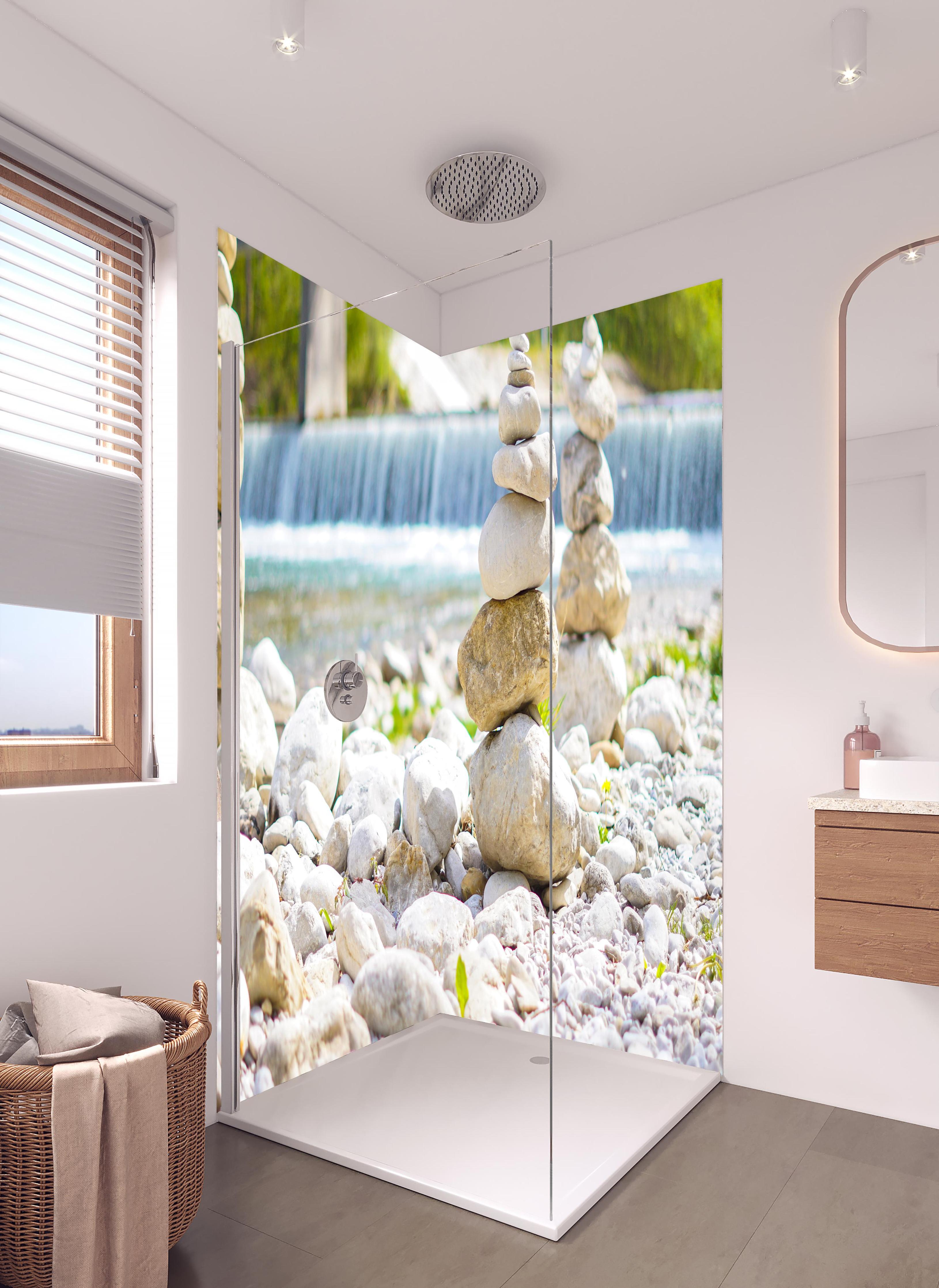 Duschrückwand - Gestapelte Steine am Fluss in Weiß-Grau in hellem Badezimmer mit Regenduschkopf - zweiteilige Eck-Duschrückwand