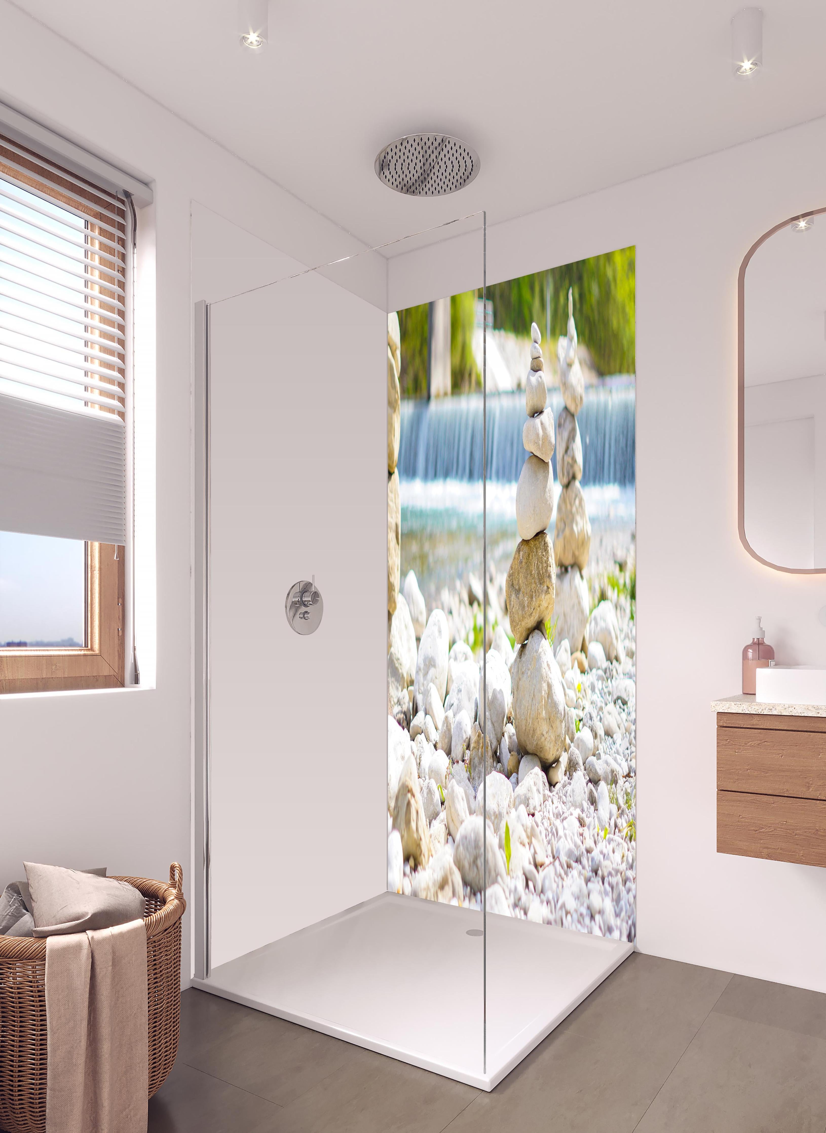 Duschrückwand - Gestapelte Steine am Fluss in Weiß-Grau in hellem Badezimmer mit Regenduschkopf - zweiteilige Eck-Duschrückwand