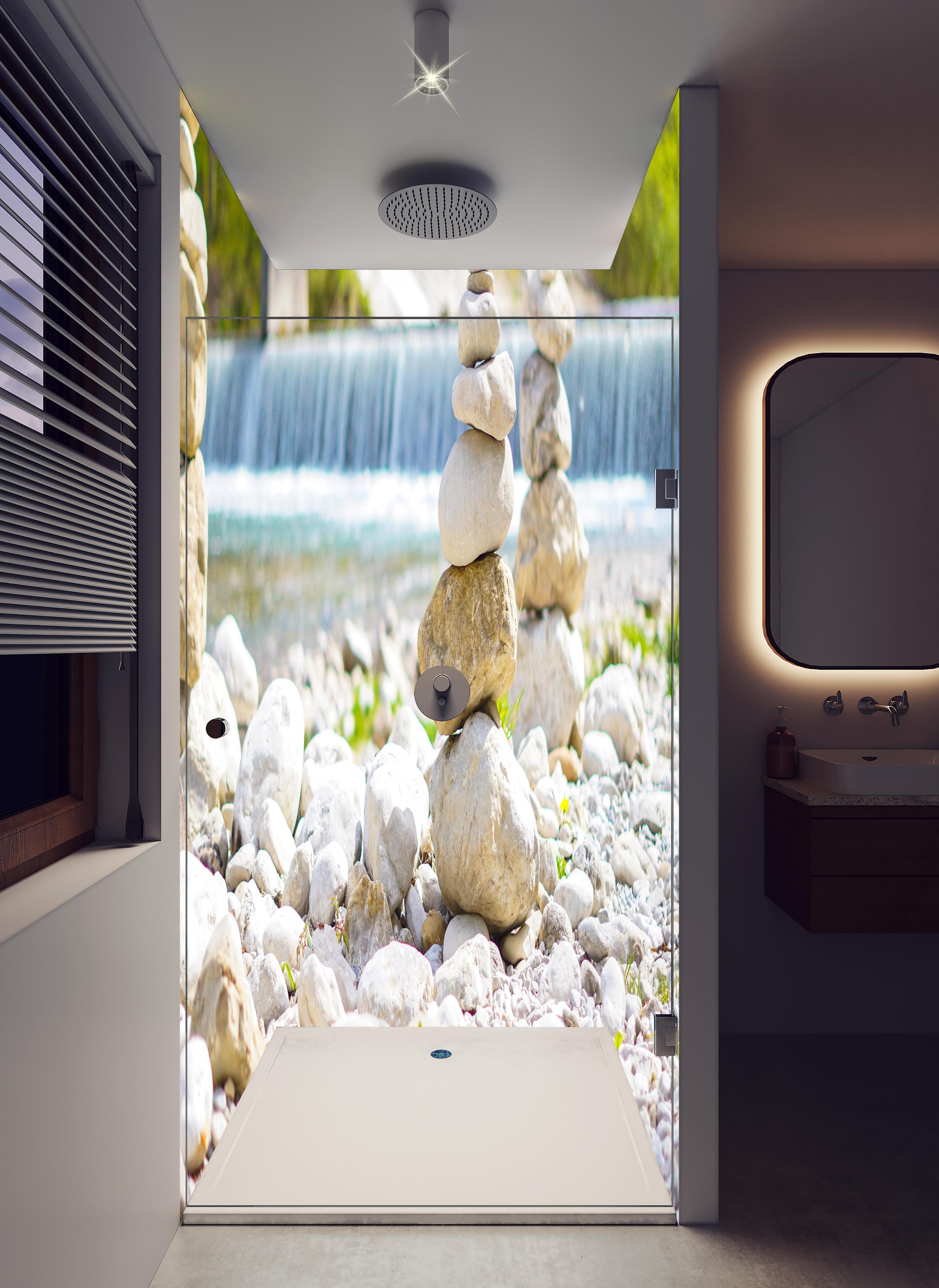 Duschrückwand - Gestapelte Steine am Fluss in Weiß-Grau in hellem Badezimmer mit Regenduschkopf - zweiteilige Eck-Duschrückwand