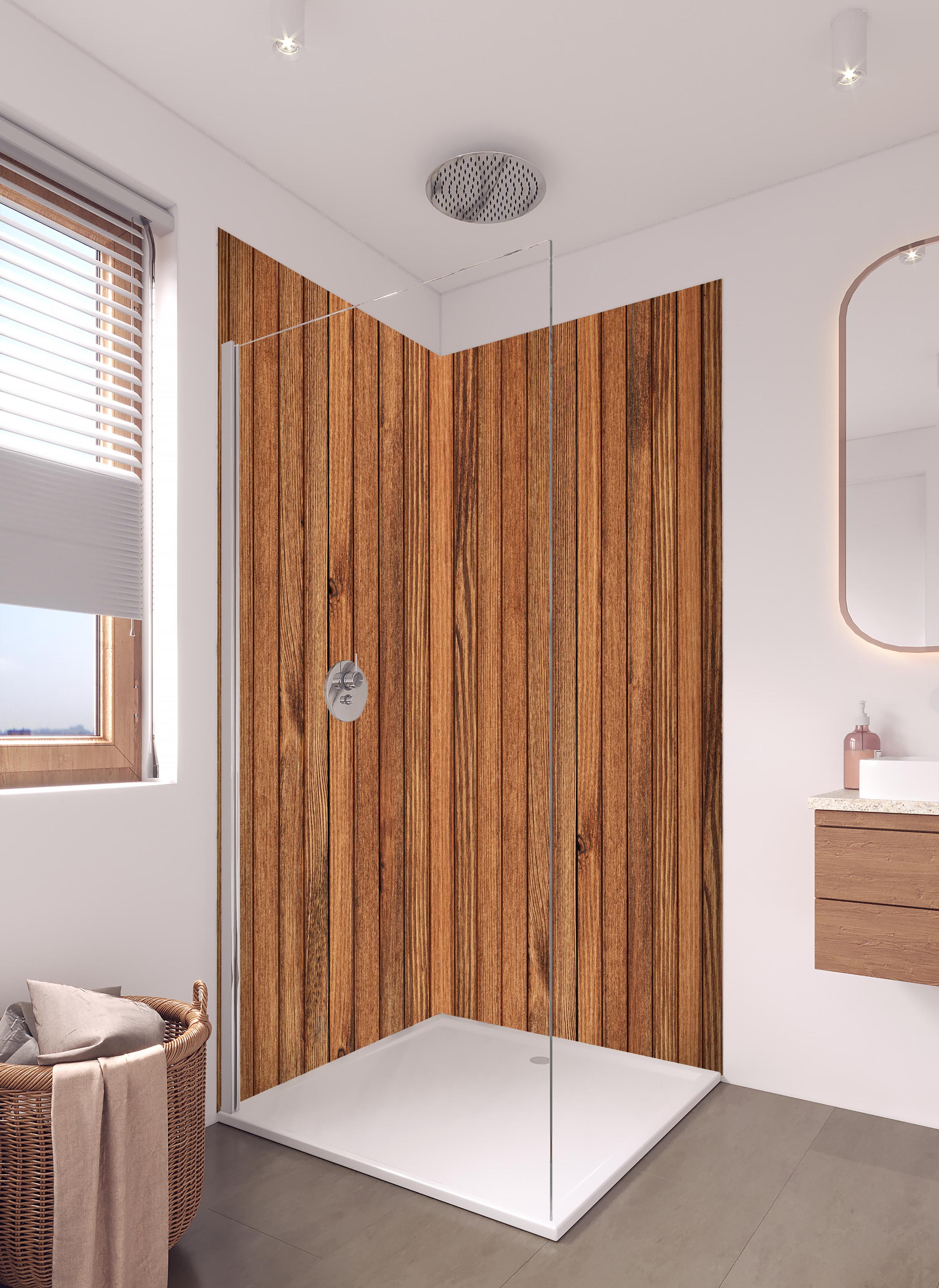 Duschrückwand - Gestreifte natürliche Holzbretter in hellem Badezimmer mit Regenduschkopf - zweiteilige Eck-Duschrückwand