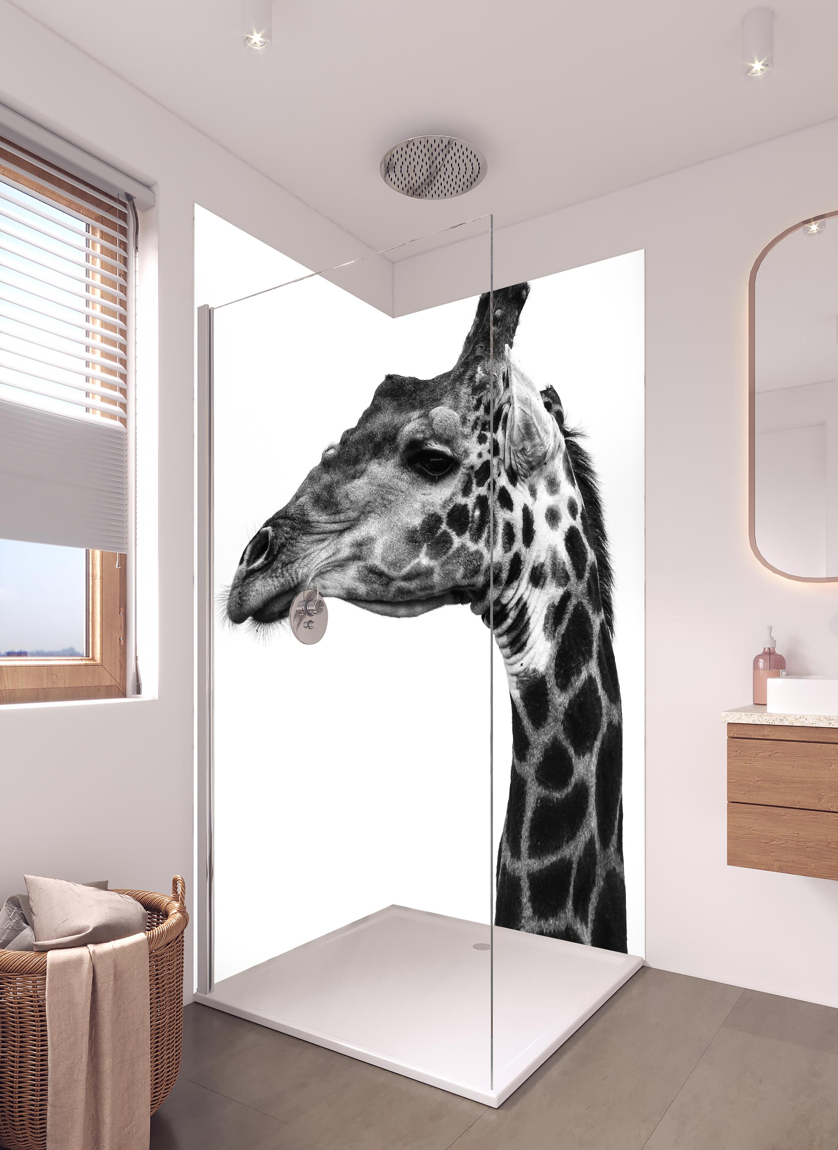 Duschrückwand - Giraffe - schwarz-weiß in hellem Badezimmer mit Regenduschkopf - zweiteilige Eck-Duschrückwand
