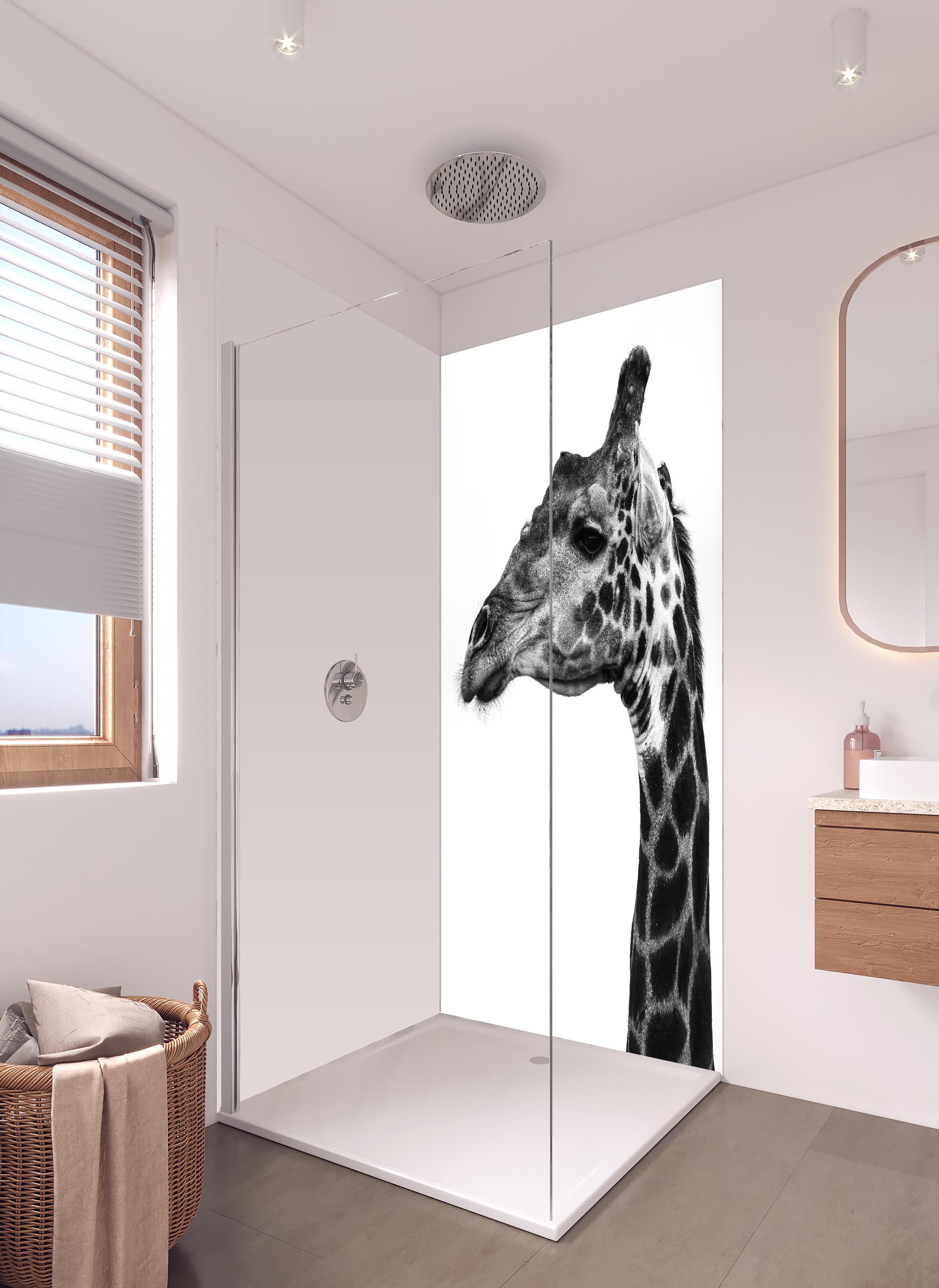 Duschrückwand - Giraffe - schwarz-weiß in hellem Badezimmer mit Regenduschkopf - zweiteilige Eck-Duschrückwand