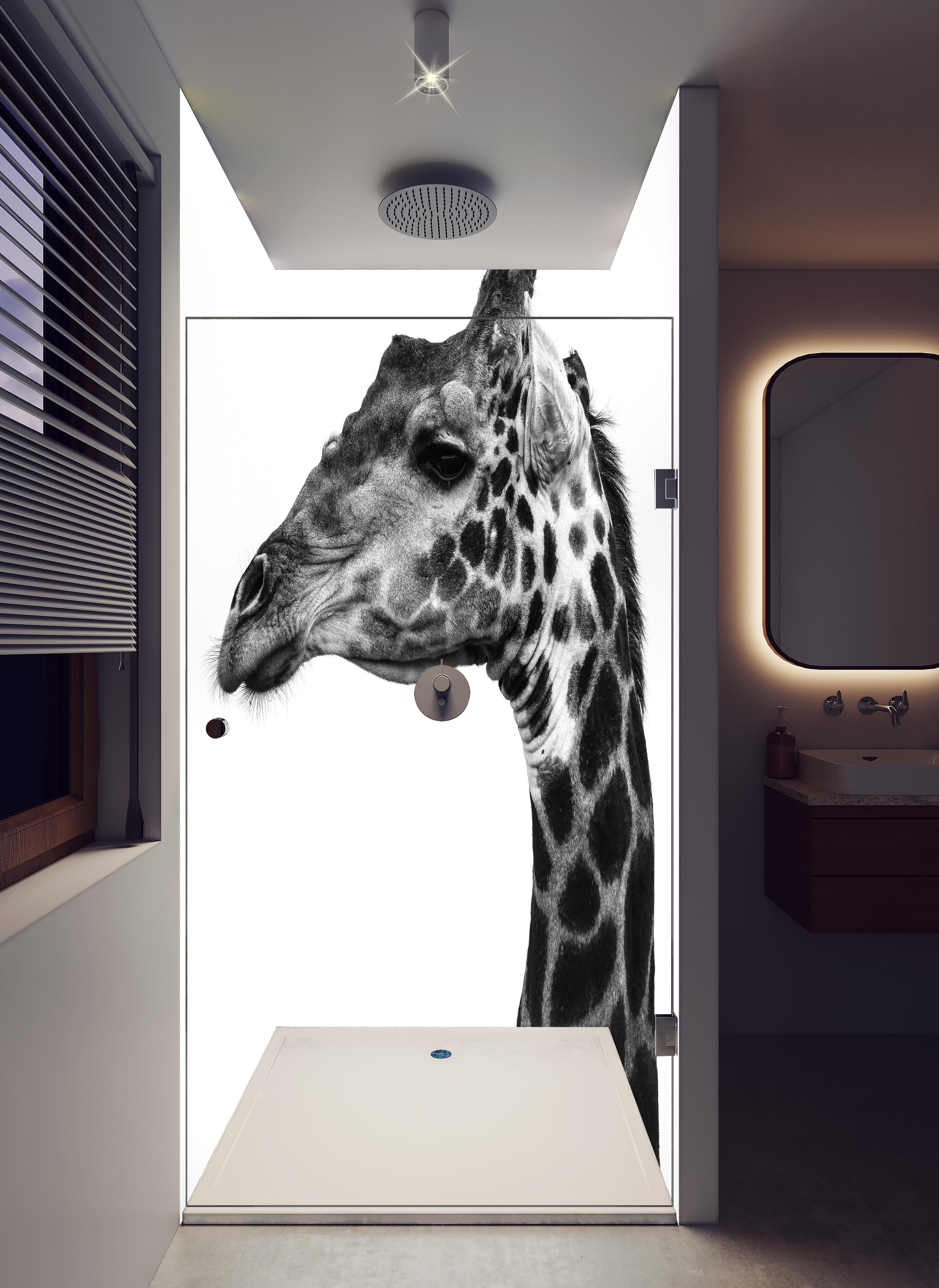 Duschrückwand - Giraffe - schwarz-weiß in hellem Badezimmer mit Regenduschkopf - zweiteilige Eck-Duschrückwand