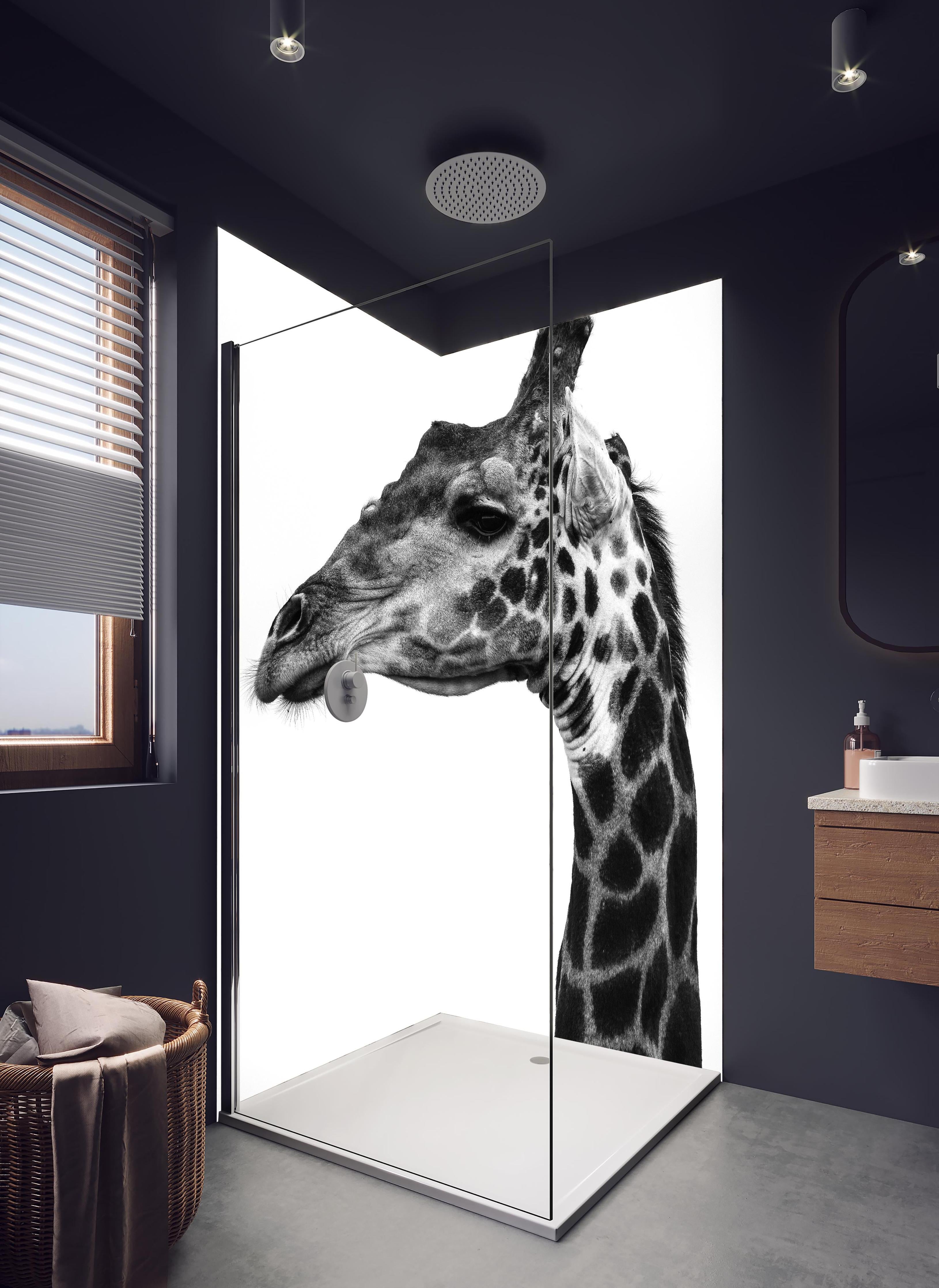 Duschrückwand - Giraffe - schwarz-weiß in hellem Badezimmer mit Regenduschkopf - zweiteilige Eck-Duschrückwand