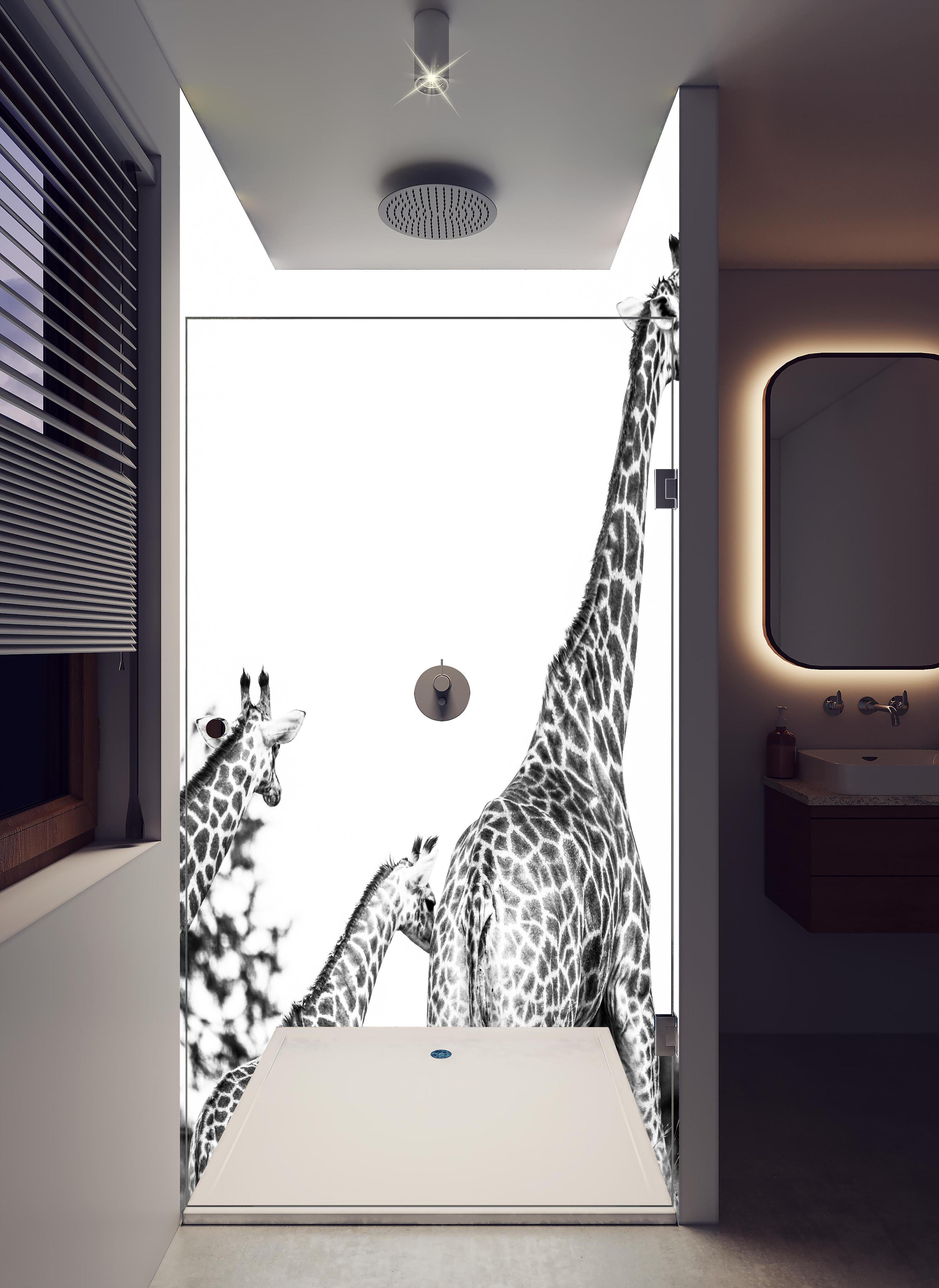 Duschrückwand - Giraffen Familie - schwarz-weiß in hellem Badezimmer mit Regenduschkopf - zweiteilige Eck-Duschrückwand