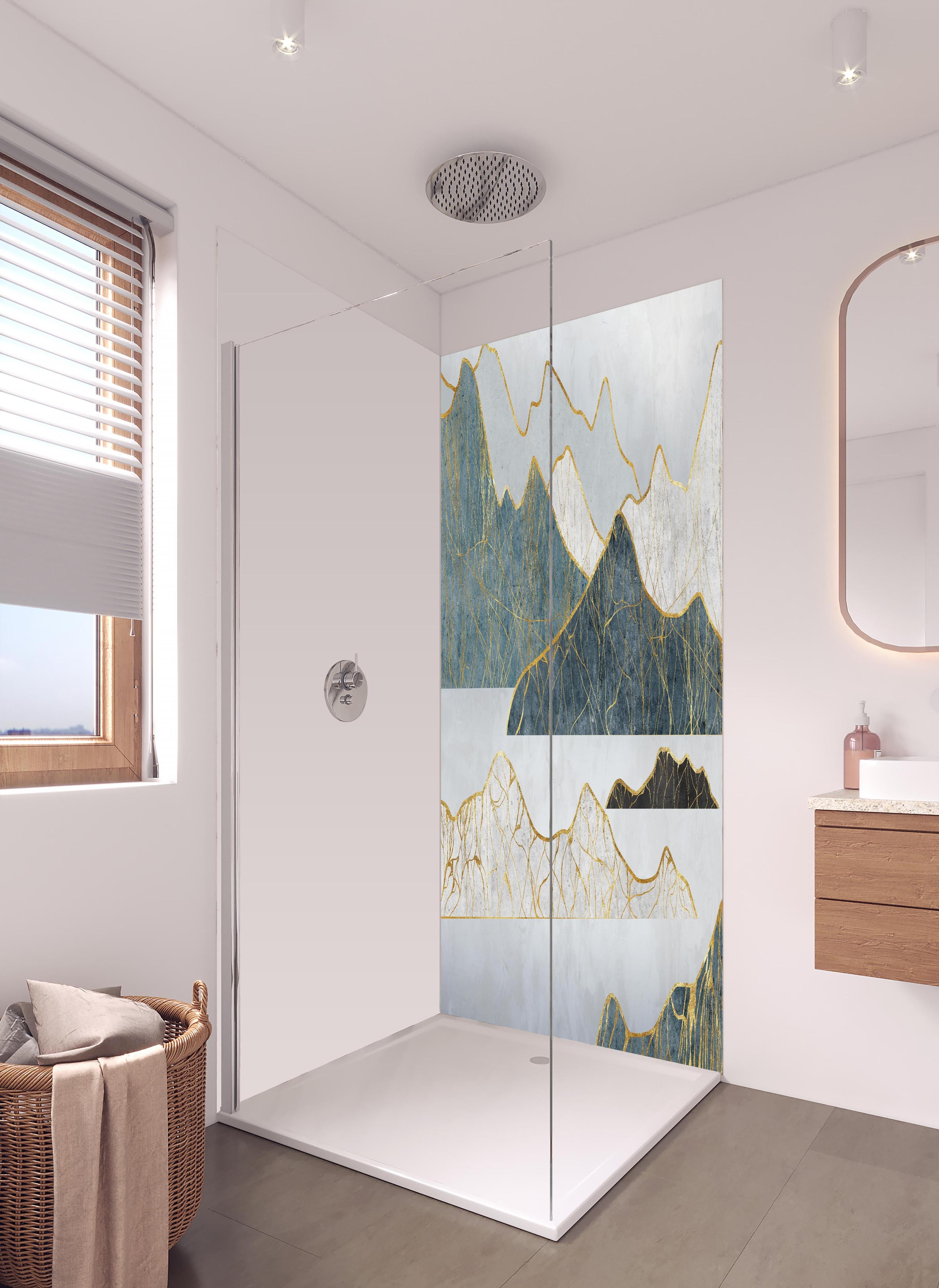 Duschrückwand - Goldene Silhouetten einer Bergregion in hellem Badezimmer mit Regenduschkopf - zweiteilige Eck-Duschrückwand