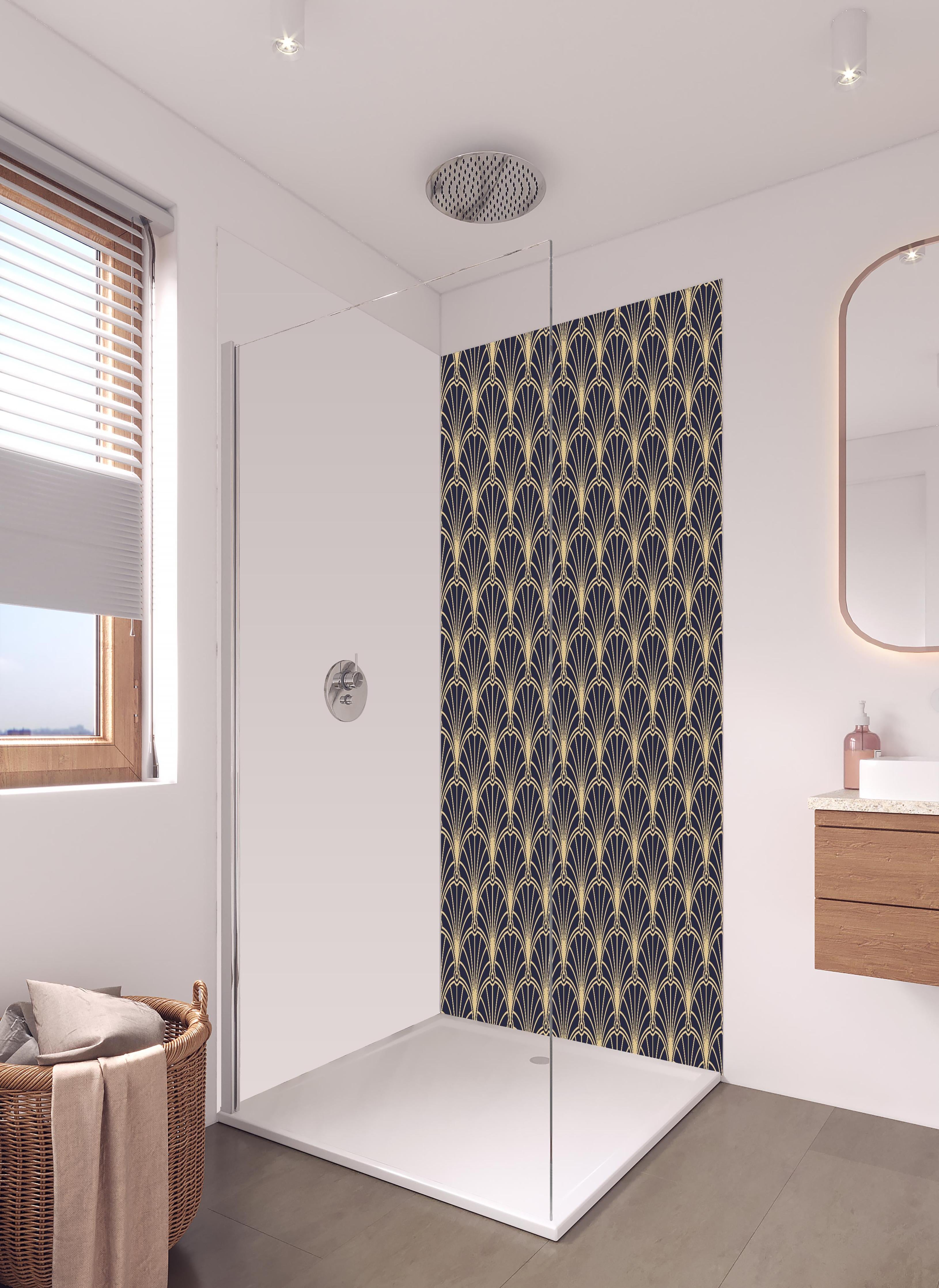 Duschrückwand - Goldenes Art-Deco Muster Design Tapete in hellem Badezimmer mit Regenduschkopf - zweiteilige Eck-Duschrückwand