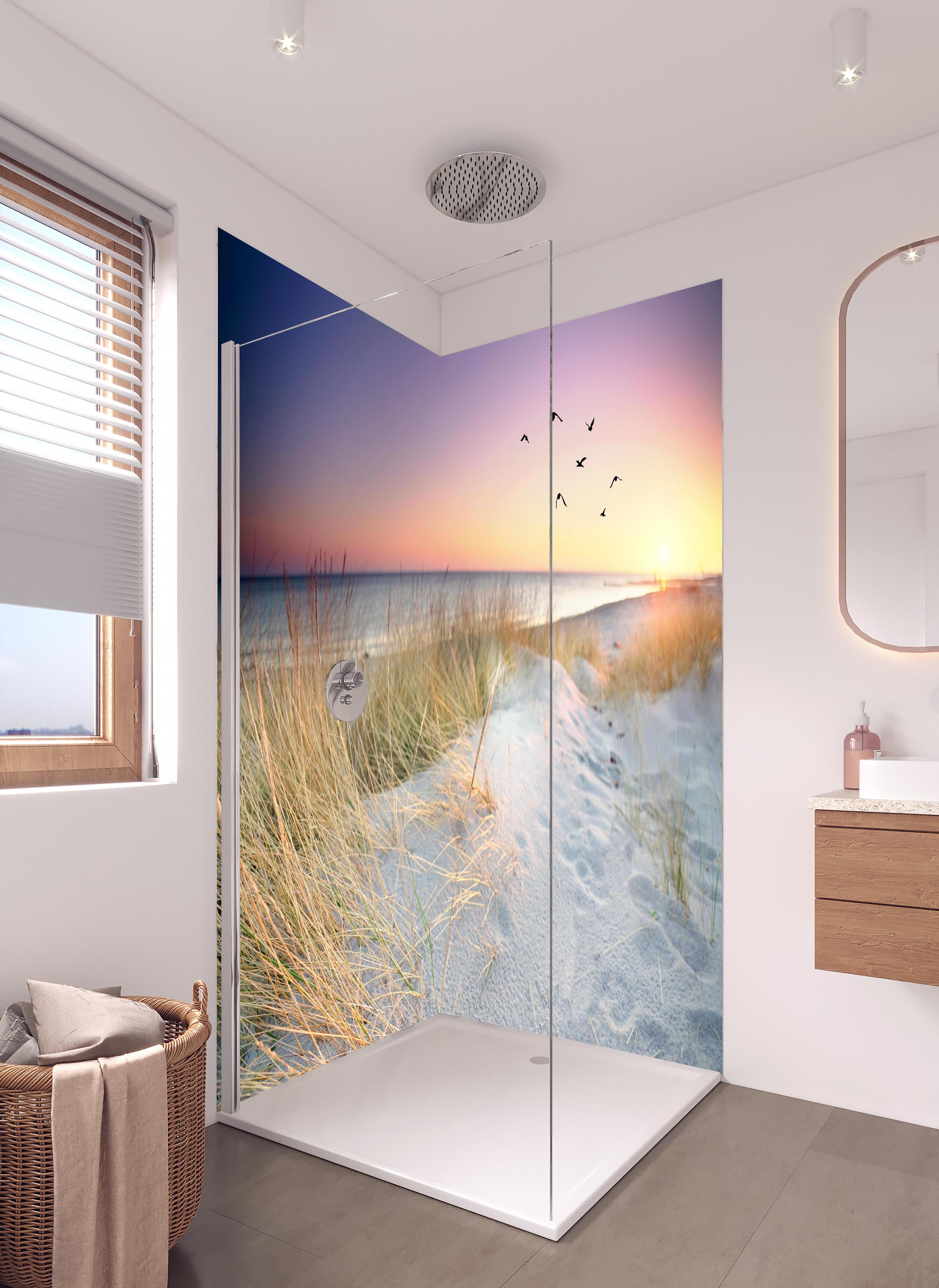 Duschrückwand - Goldenes Sonnenlicht an der Ostsee in hellem Badezimmer mit Regenduschkopf - zweiteilige Eck-Duschrückwand