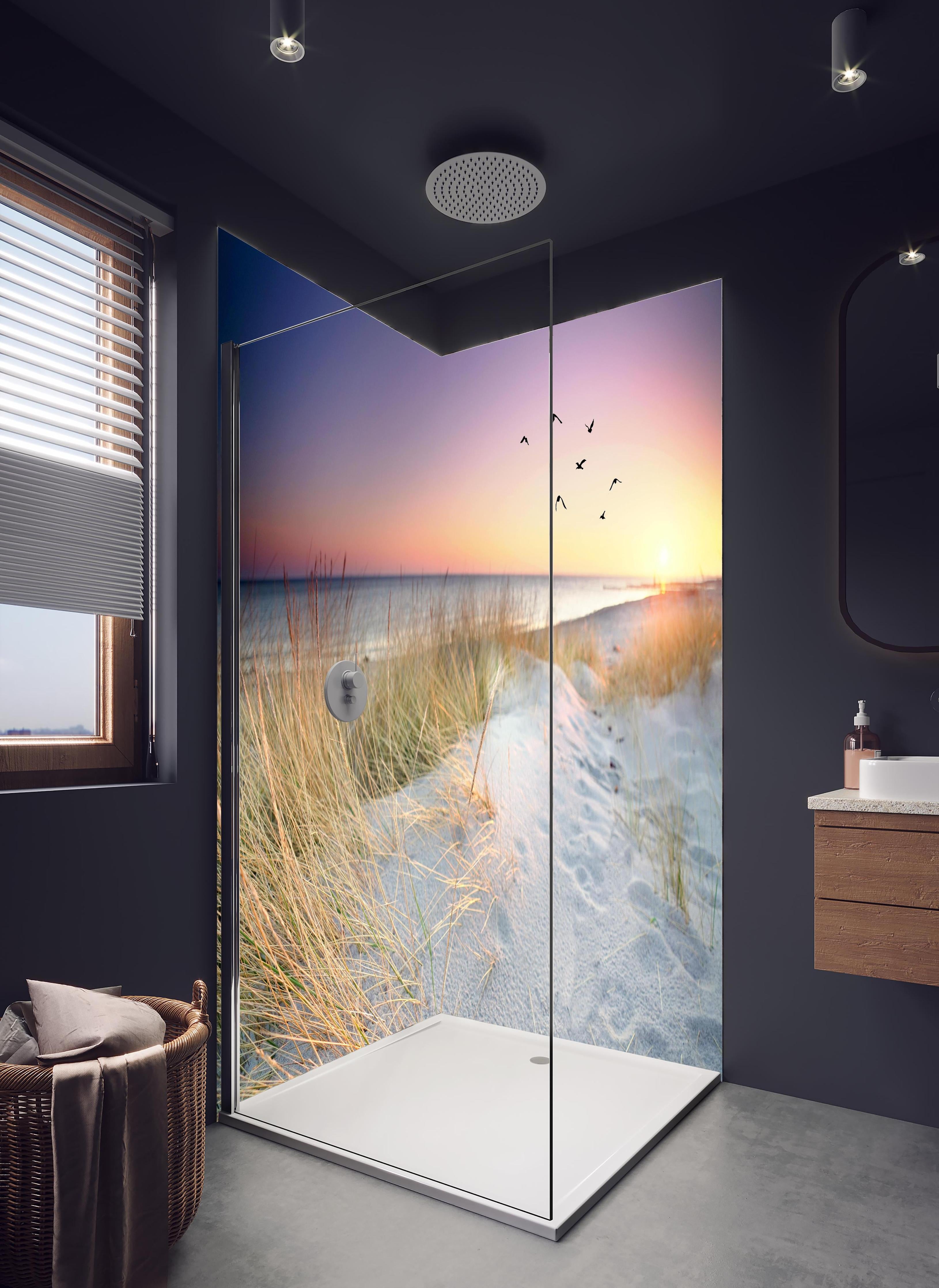 Duschrückwand - Goldenes Sonnenlicht an der Ostsee in hellem Badezimmer mit Regenduschkopf - zweiteilige Eck-Duschrückwand