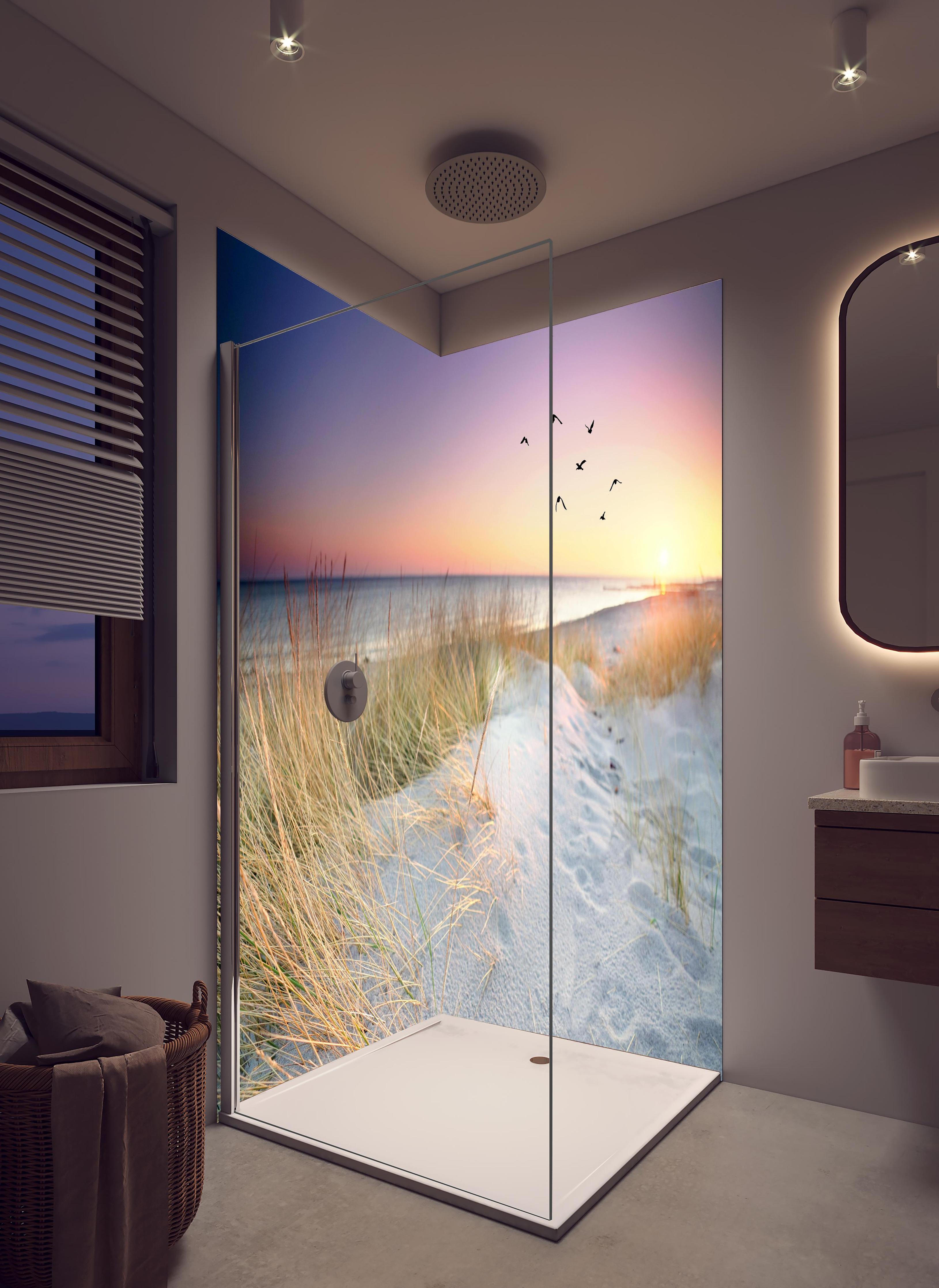 Duschrückwand - Goldenes Sonnenlicht an der Ostsee in hellem Badezimmer mit Regenduschkopf - zweiteilige Eck-Duschrückwand