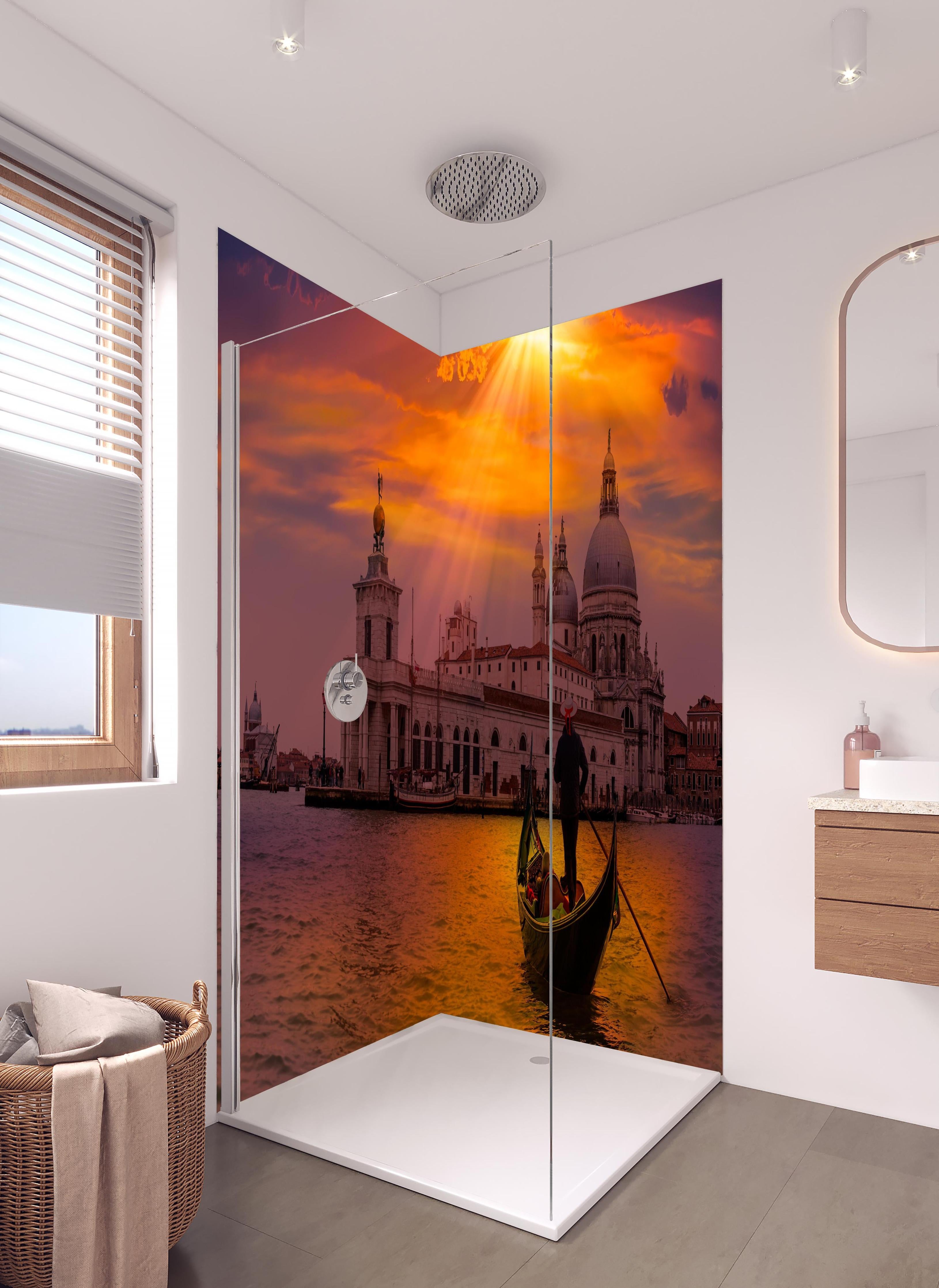 Duschrückwand - Gondelfahrt in Venedig in hellem Badezimmer mit Regenduschkopf - zweiteilige Eck-Duschrückwand