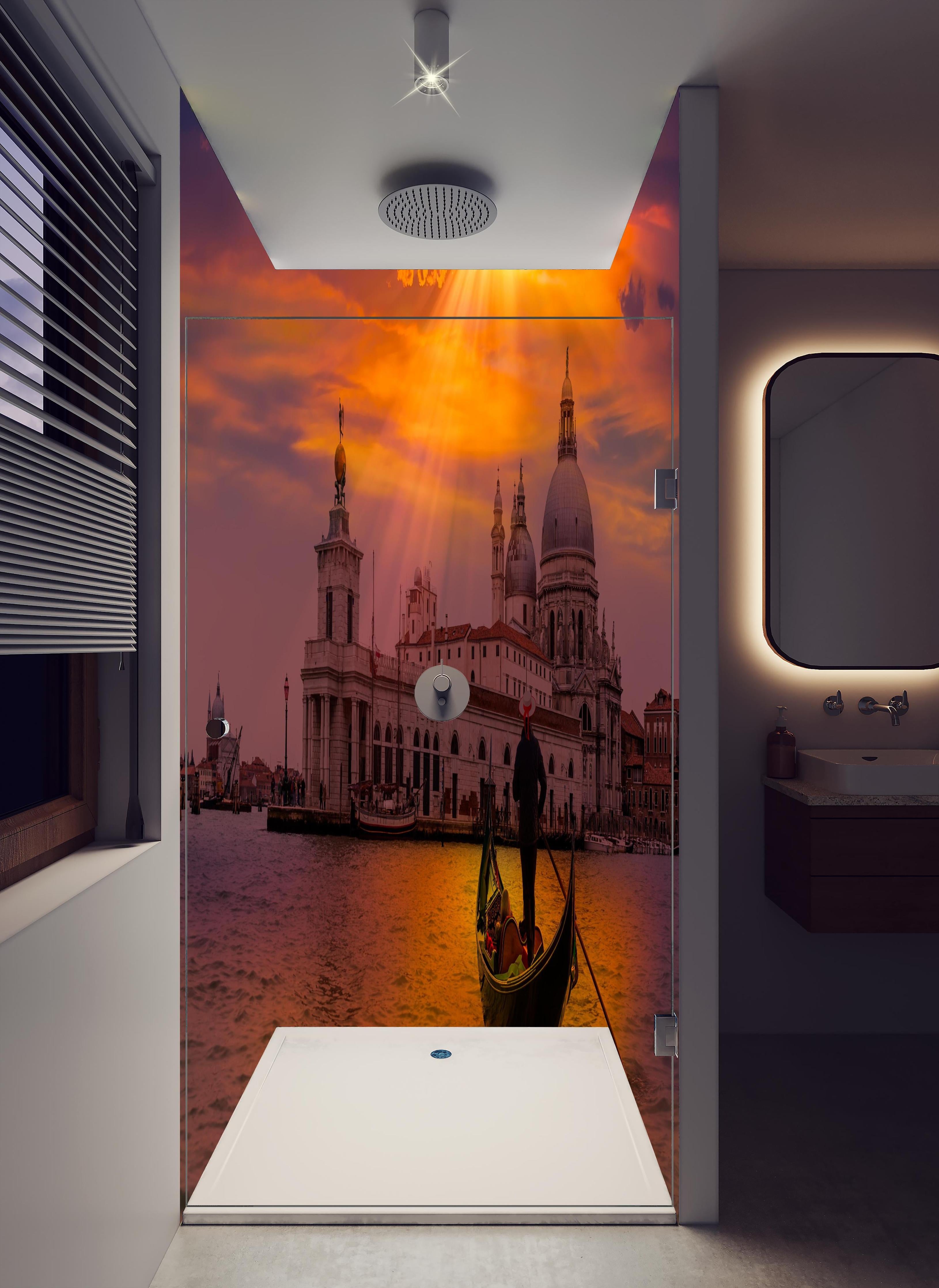 Duschrückwand - Gondelfahrt in Venedig in hellem Badezimmer mit Regenduschkopf - zweiteilige Eck-Duschrückwand