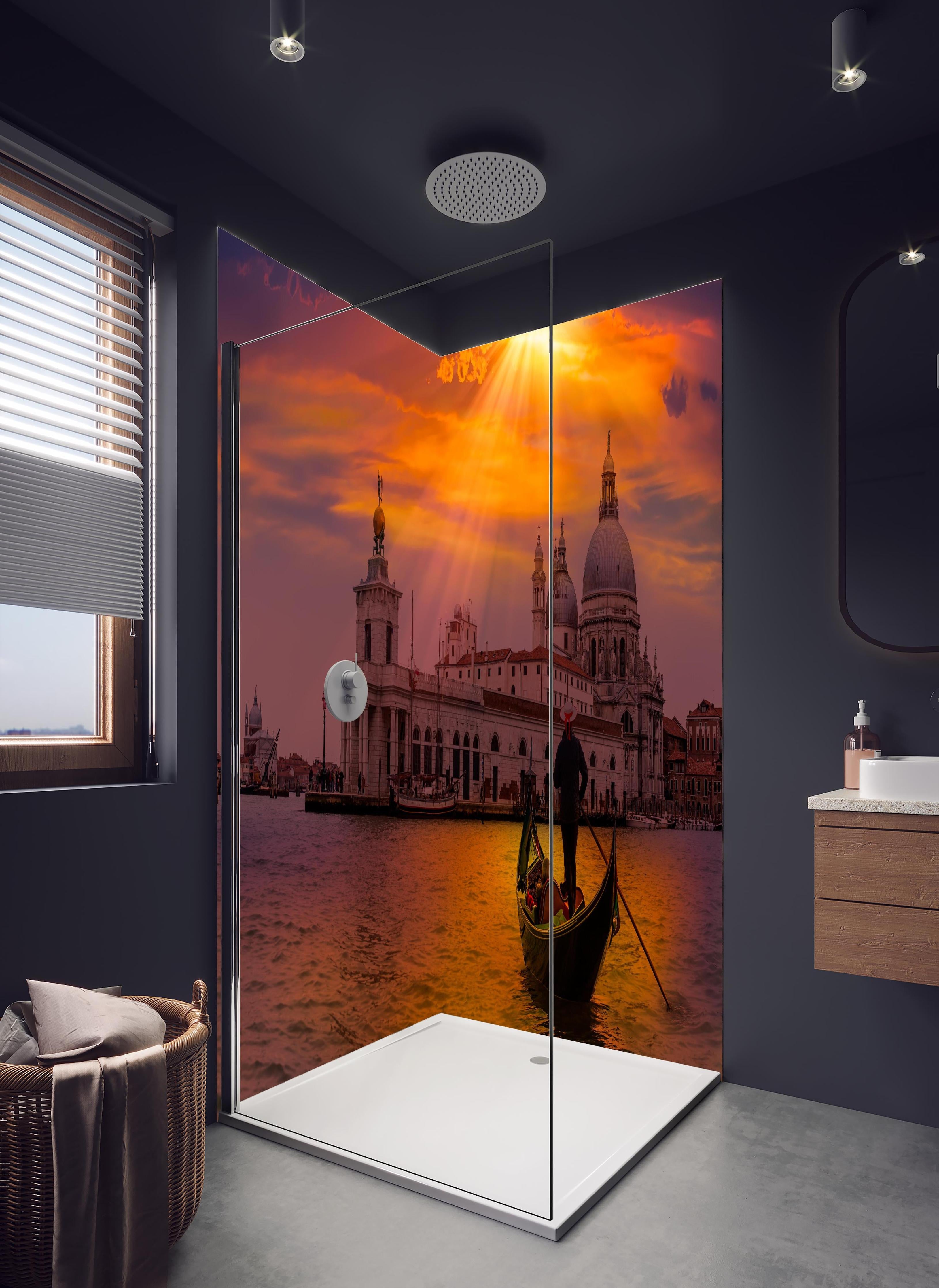 Duschrückwand - Gondelfahrt in Venedig in hellem Badezimmer mit Regenduschkopf - zweiteilige Eck-Duschrückwand