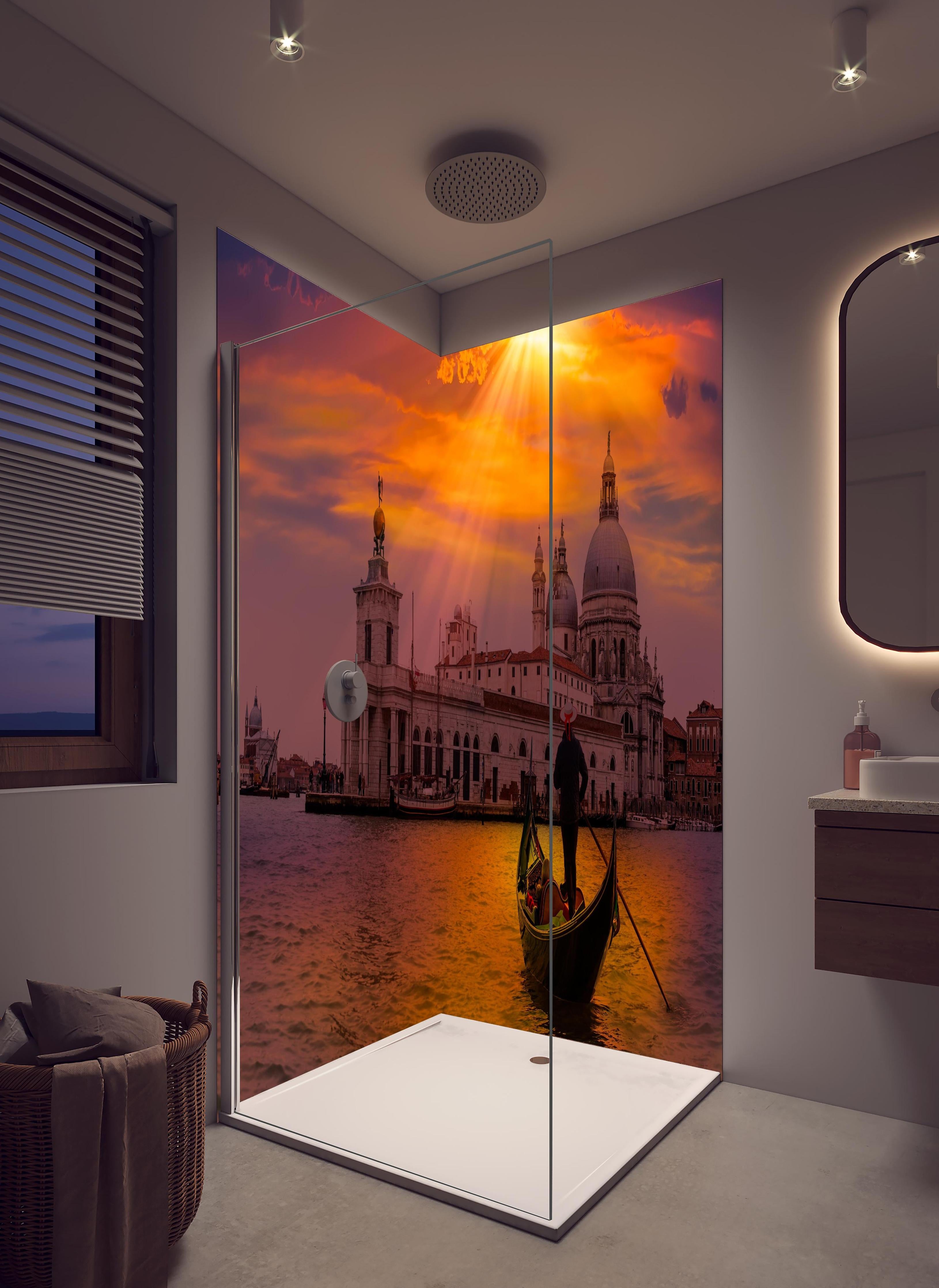 Duschrückwand - Gondelfahrt in Venedig in hellem Badezimmer mit Regenduschkopf - zweiteilige Eck-Duschrückwand