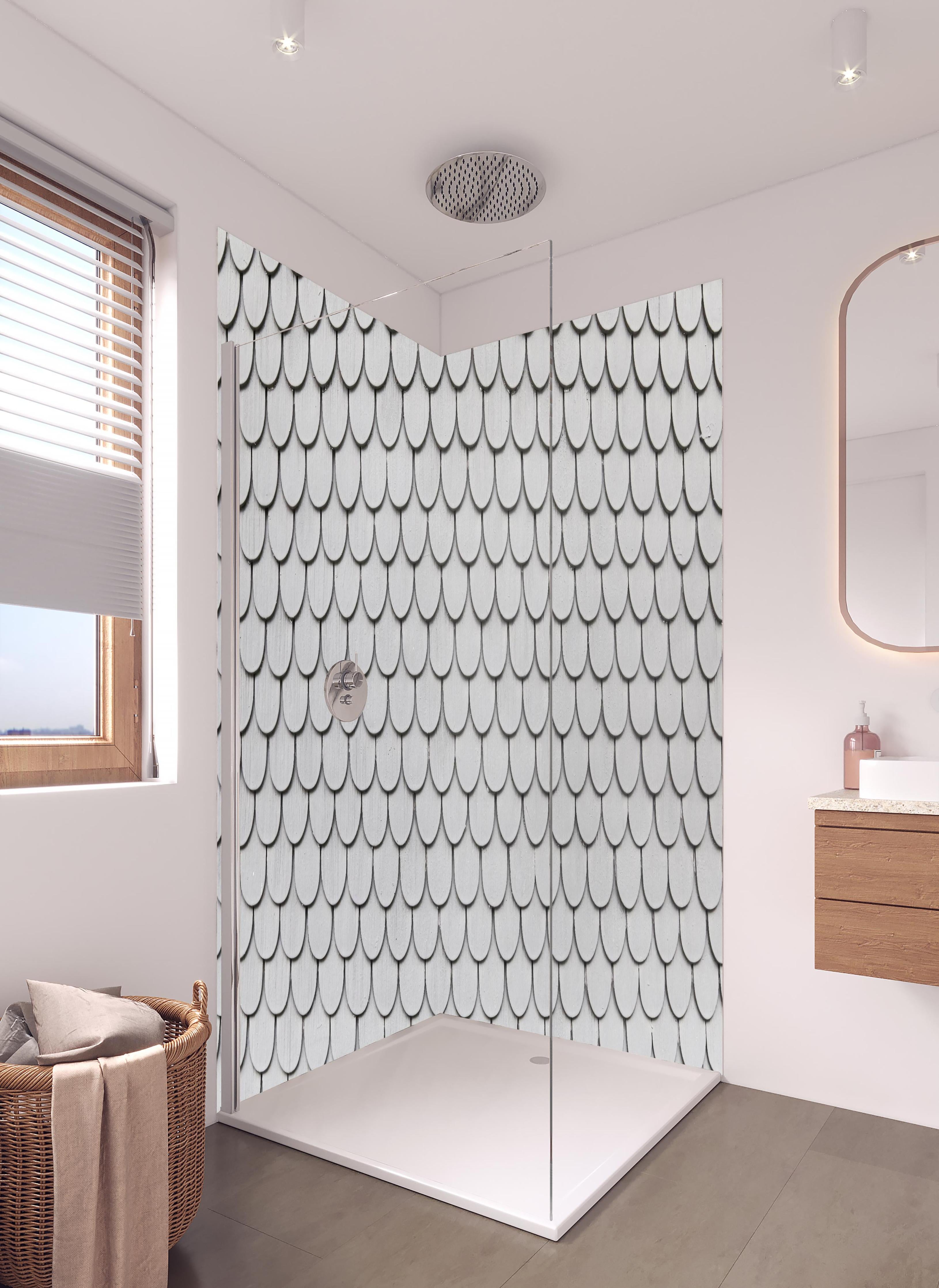 Duschrückwand - Gräuliche Holzschindeln - Bayern in hellem Badezimmer mit Regenduschkopf - zweiteilige Eck-Duschrückwand