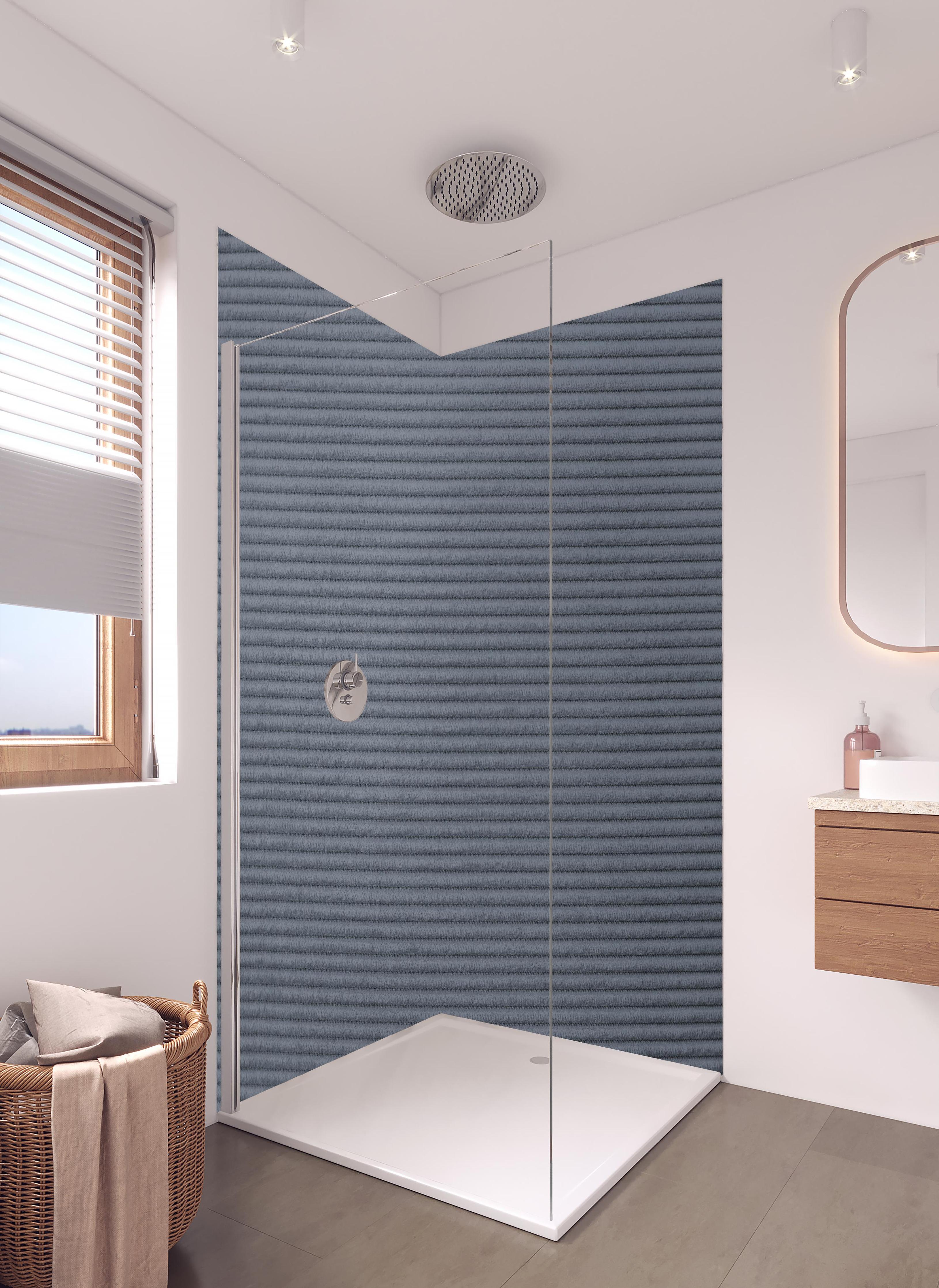 Duschrückwand - Gräulicher genähter Stoff in hellem Badezimmer mit Regenduschkopf - zweiteilige Eck-Duschrückwand