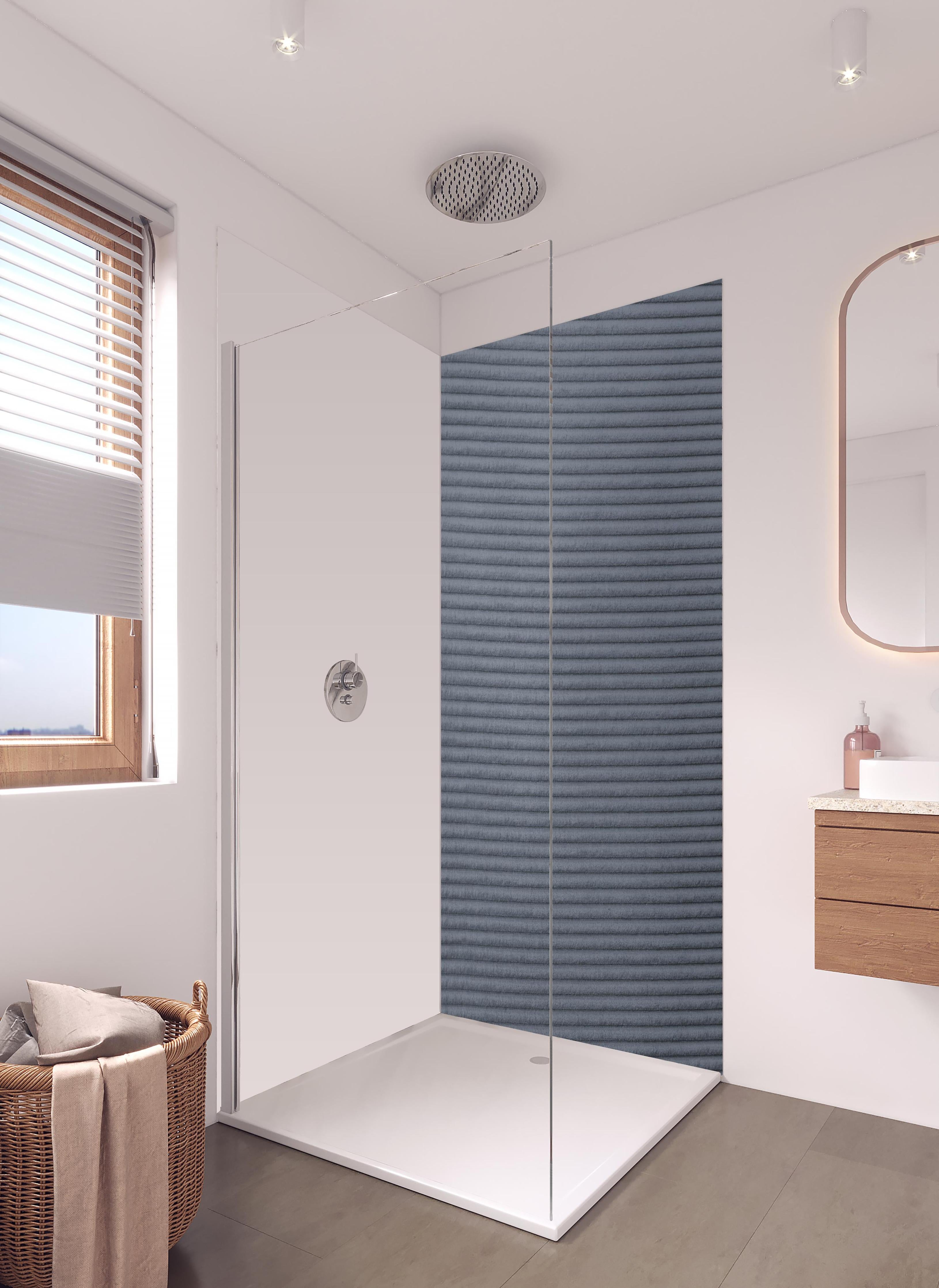 Duschrückwand - Gräulicher genähter Stoff in hellem Badezimmer mit Regenduschkopf - zweiteilige Eck-Duschrückwand