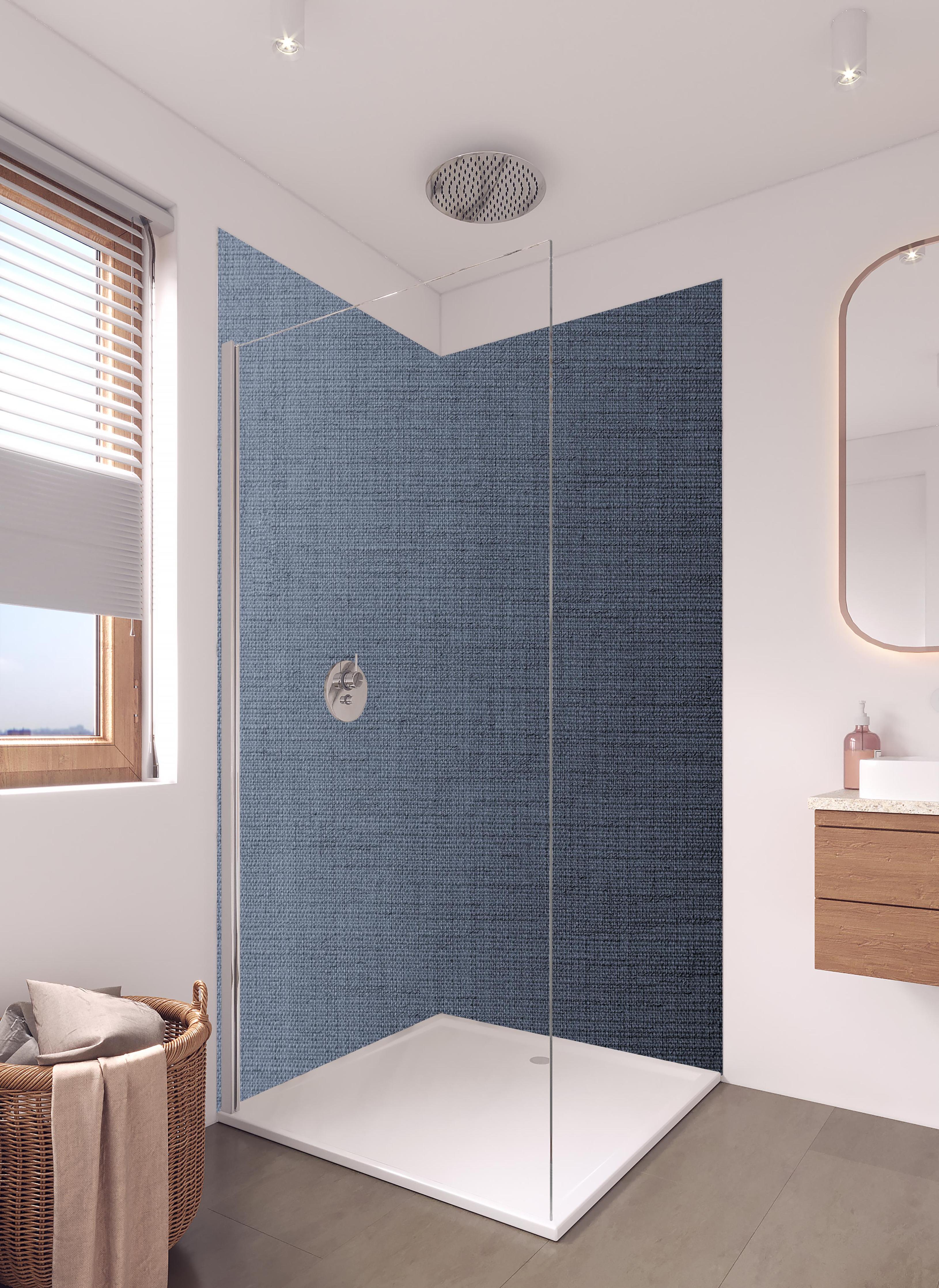 Duschrückwand - Gräulicher gewebter Stoff in hellem Badezimmer mit Regenduschkopf - zweiteilige Eck-Duschrückwand
