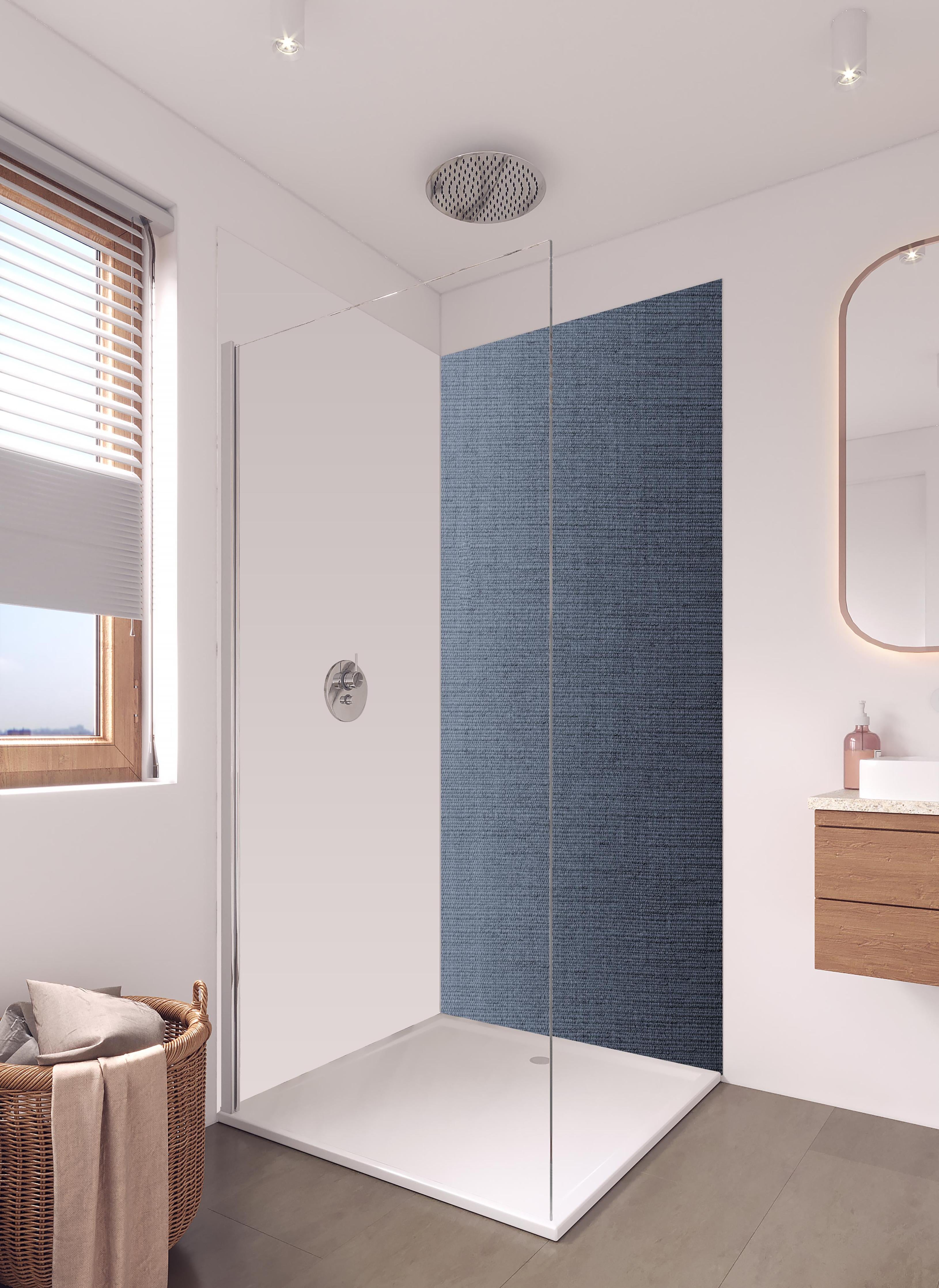 Duschrückwand - Gräulicher gewebter Stoff in hellem Badezimmer mit Regenduschkopf - zweiteilige Eck-Duschrückwand