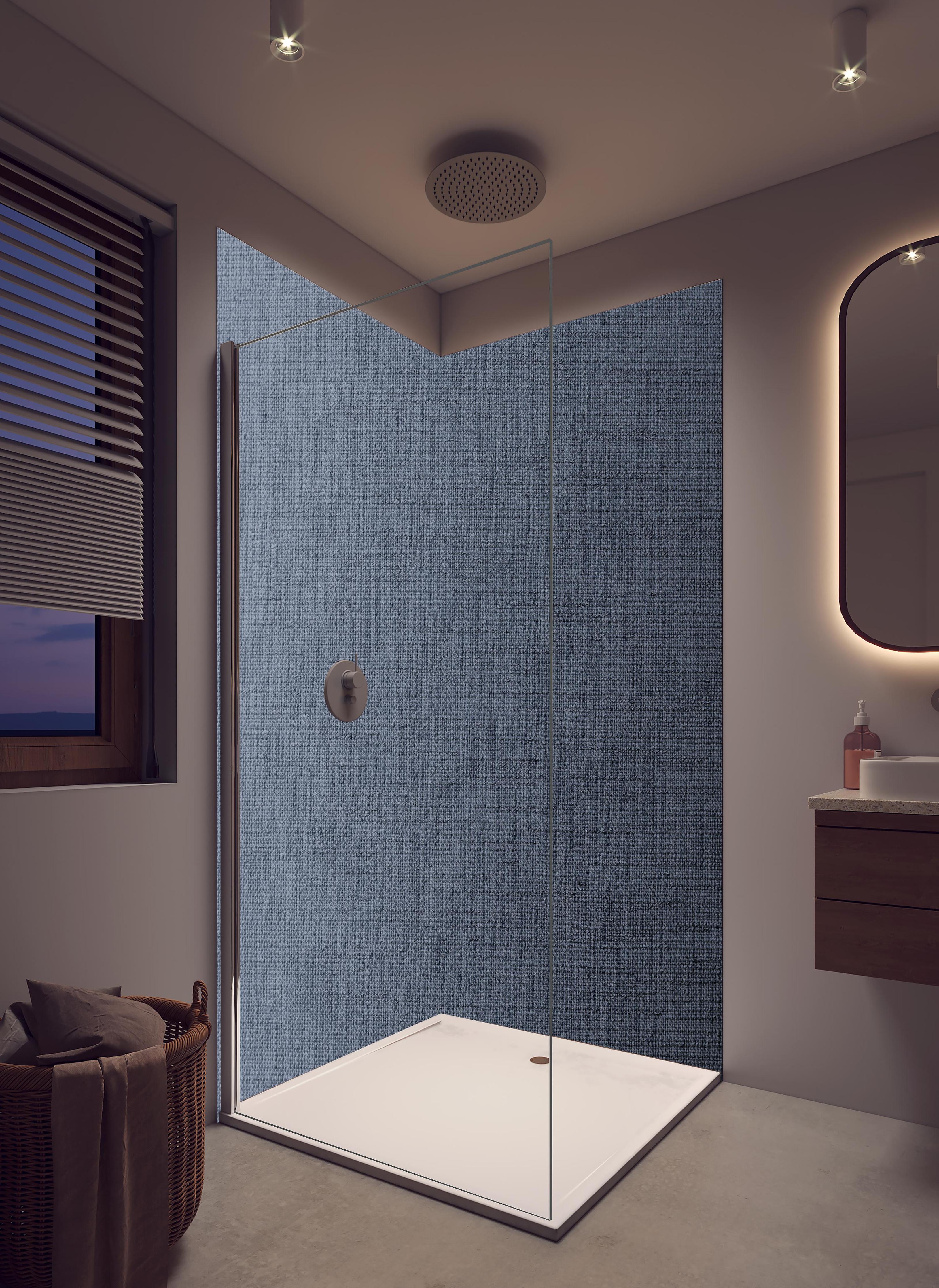 Duschrückwand - Gräulicher gewebter Stoff in hellem Badezimmer mit Regenduschkopf - zweiteilige Eck-Duschrückwand