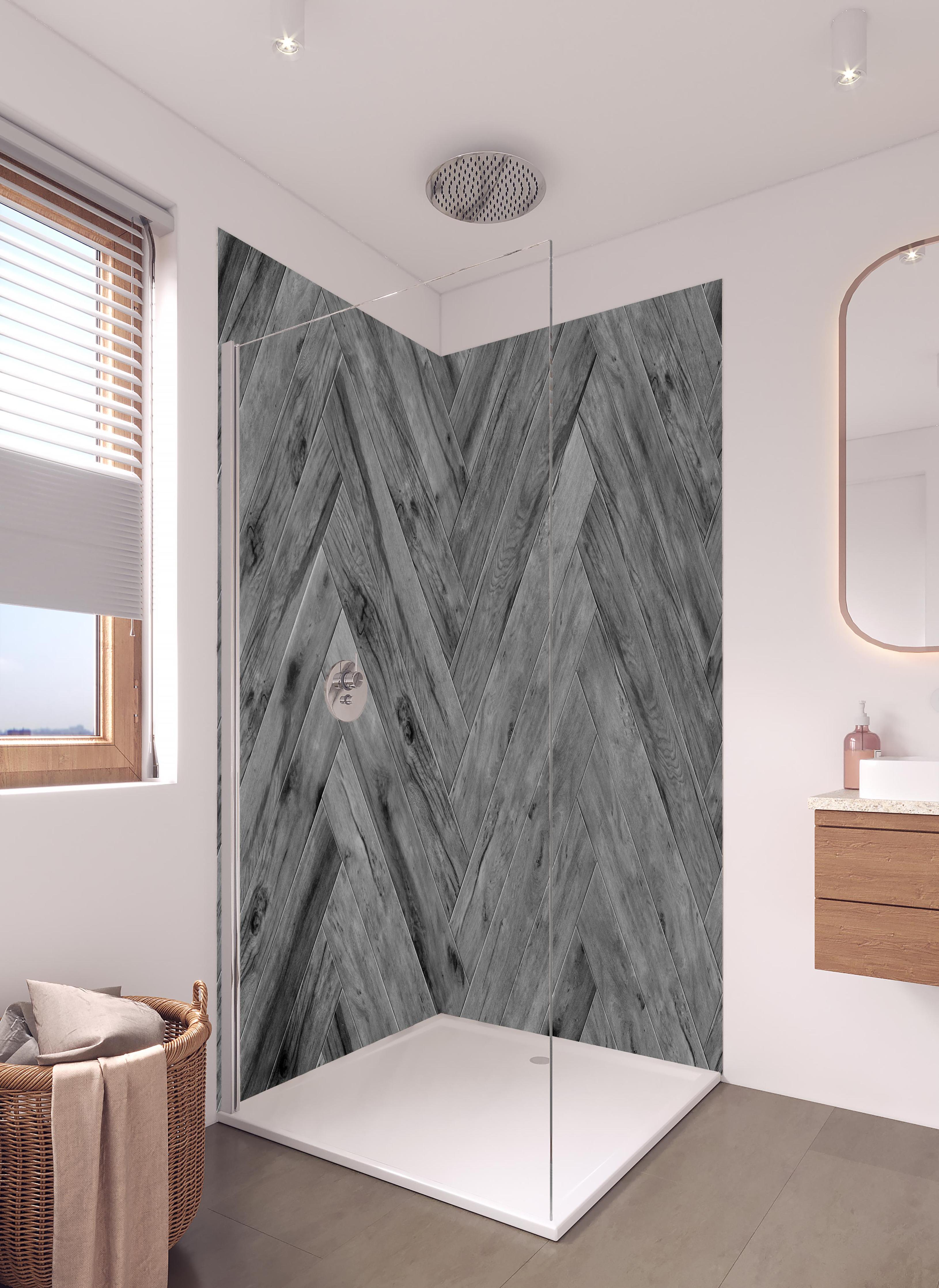 Duschrückwand - Gräuliches Holzparkett mit Fischgrätenmuster in hellem Badezimmer mit Regenduschkopf - zweiteilige Eck-Duschrückwand