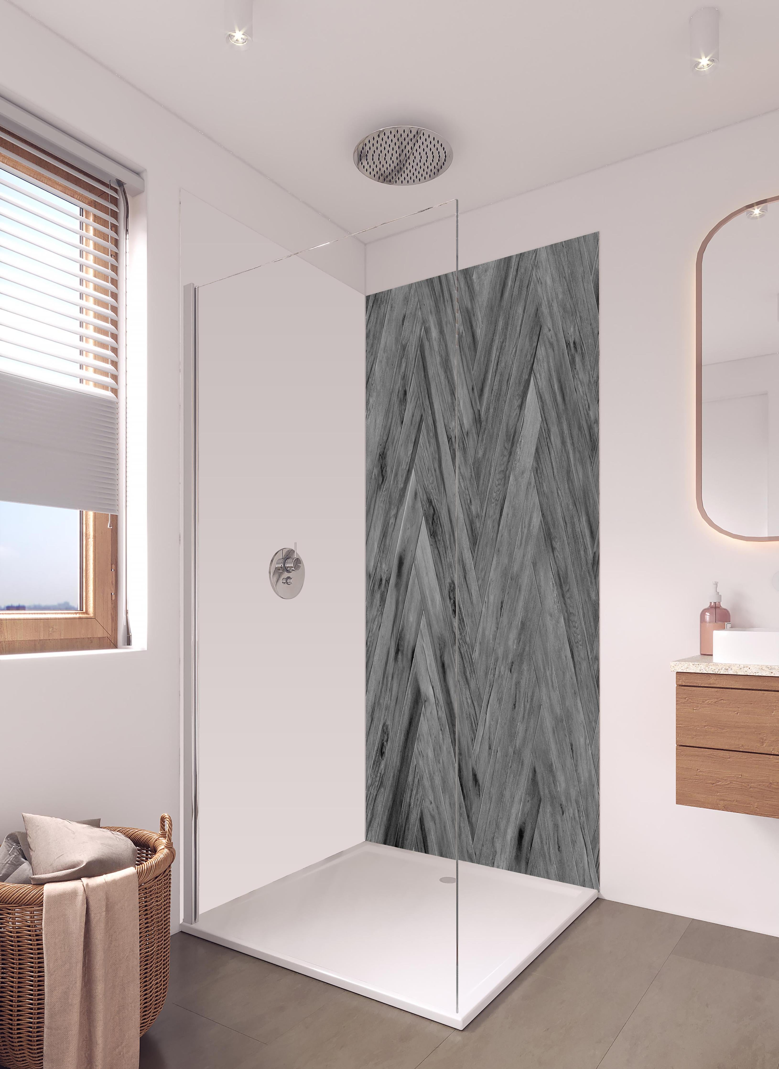 Duschrückwand - Gräuliches Holzparkett mit Fischgrätenmuster in hellem Badezimmer mit Regenduschkopf - zweiteilige Eck-Duschrückwand