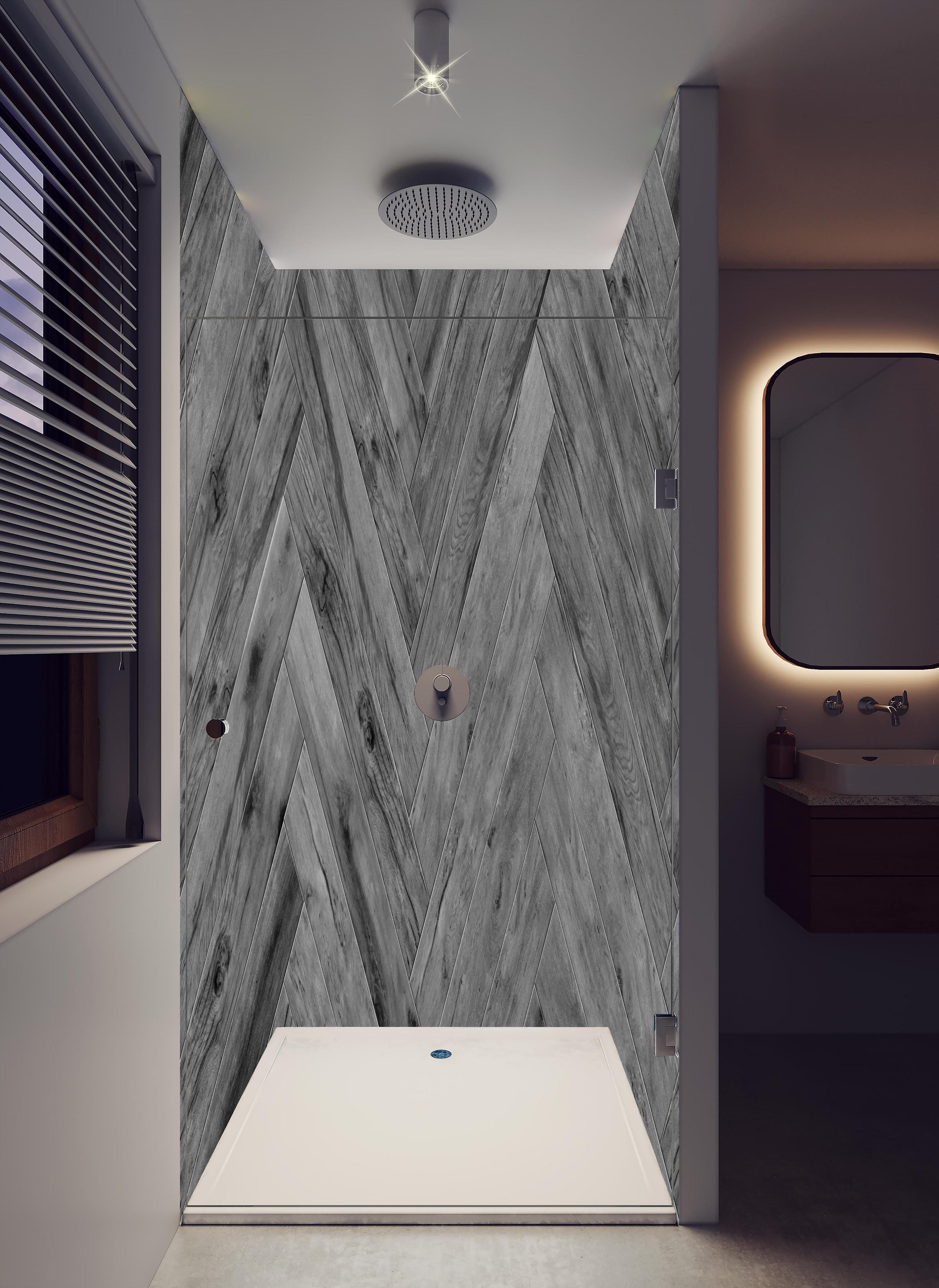 Duschrückwand - Gräuliches Holzparkett mit Fischgrätenmuster in hellem Badezimmer mit Regenduschkopf - zweiteilige Eck-Duschrückwand