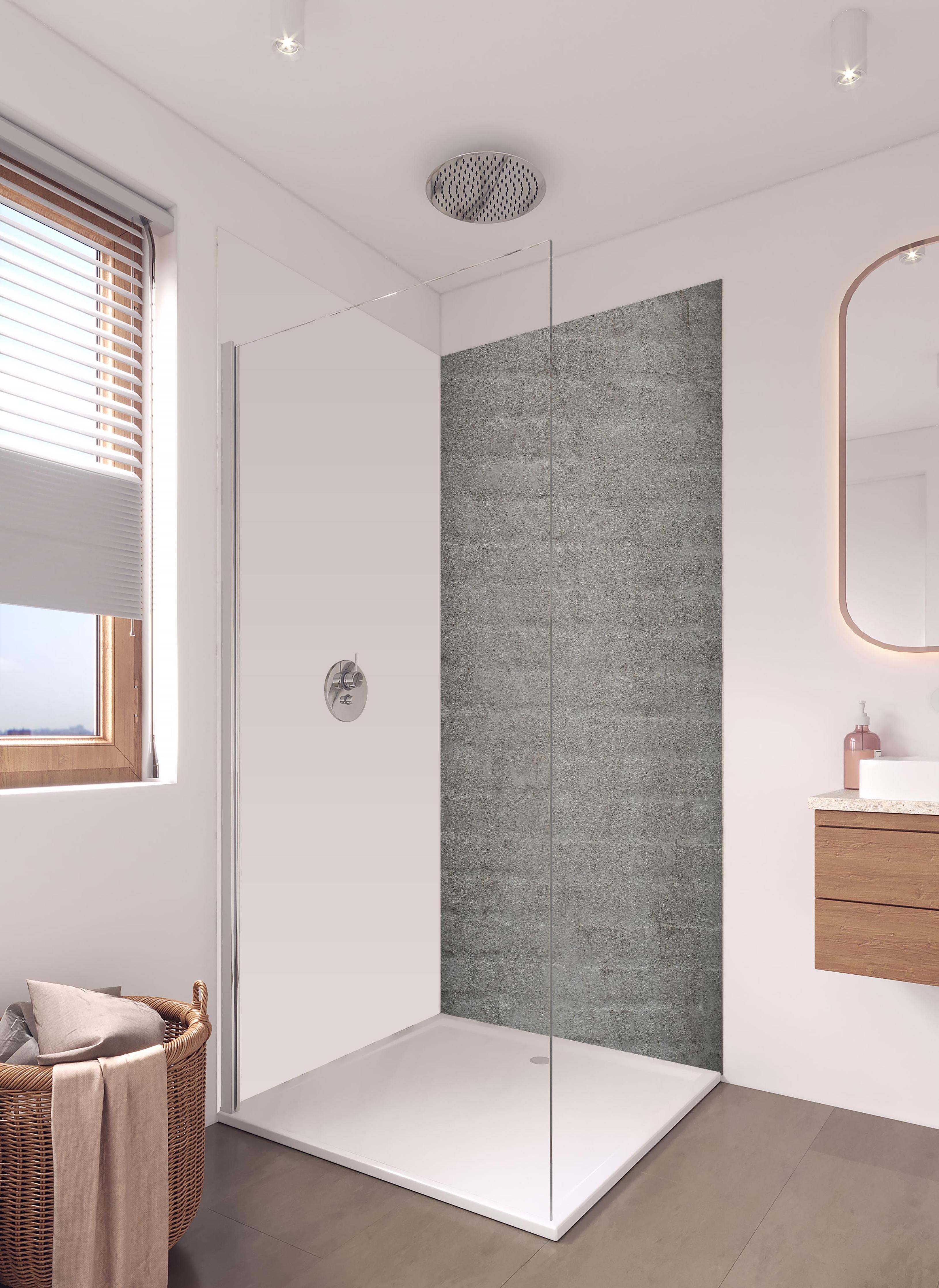 Duschrückwand - Gräuliches Mauerwerk in hellem Badezimmer mit Regenduschkopf - zweiteilige Eck-Duschrückwand