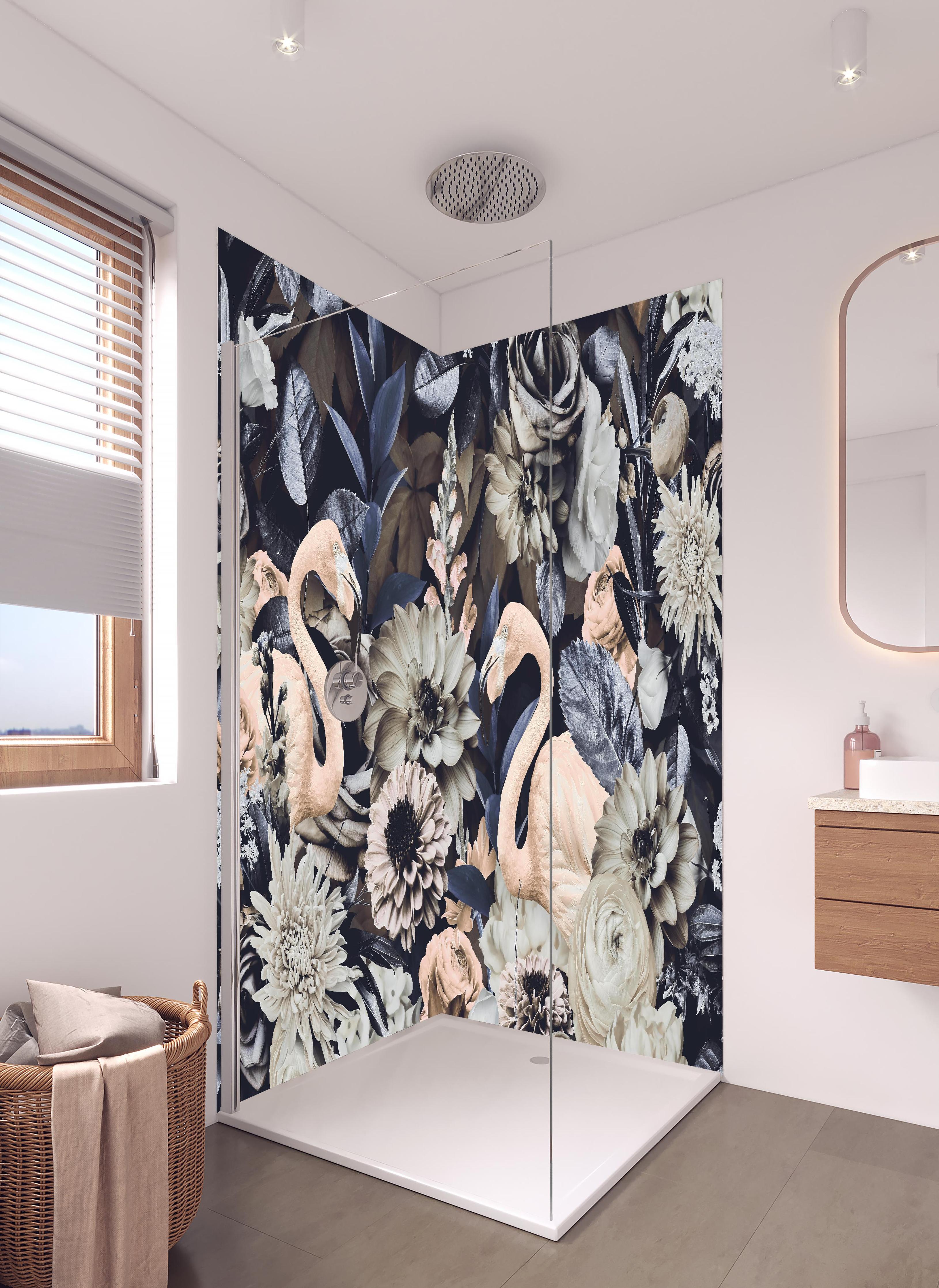 Duschrückwand - Grau-Weiße Flamingos im Blumenmeer in hellem Badezimmer mit Regenduschkopf - zweiteilige Eck-Duschrückwand