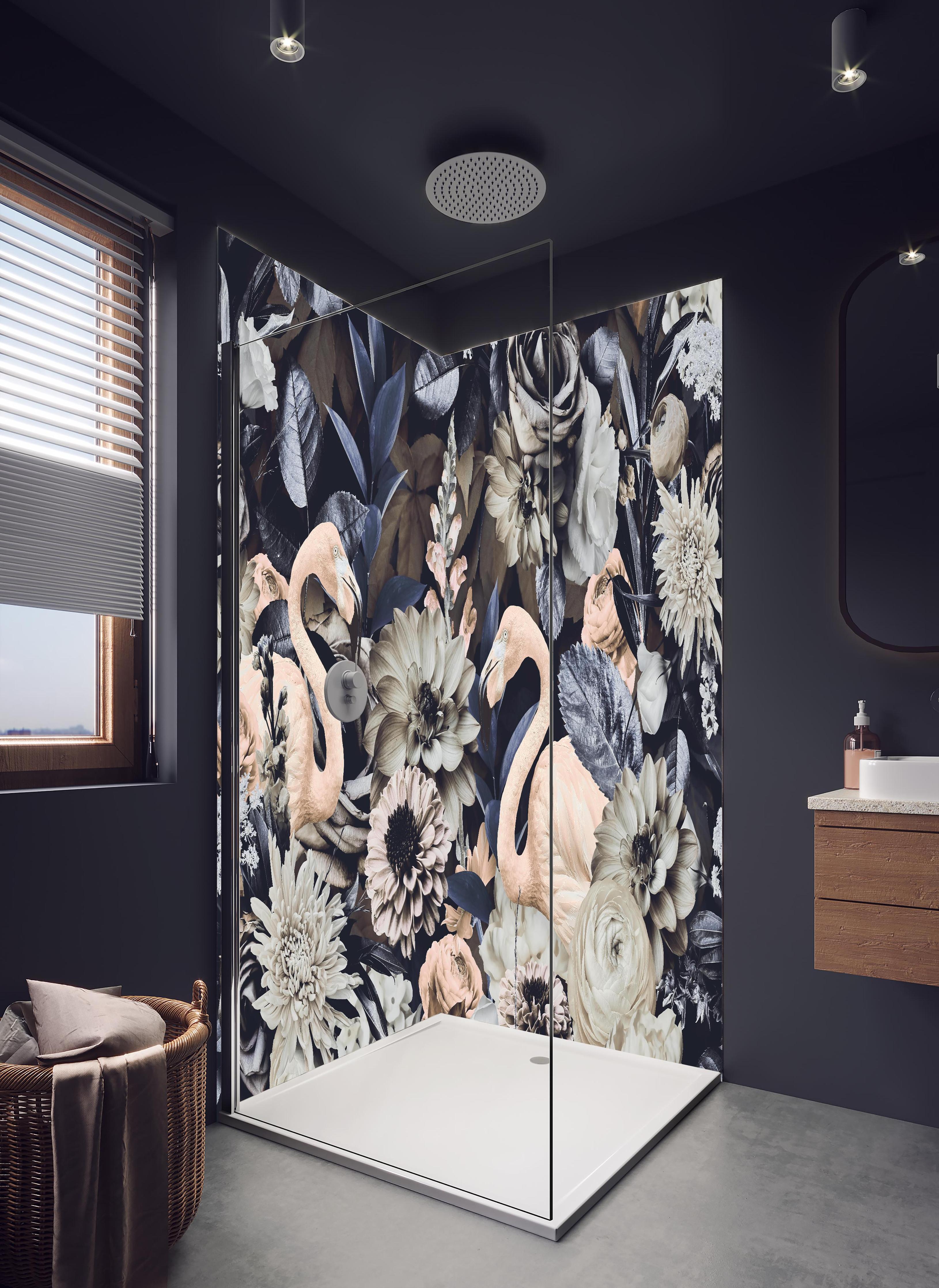 Duschrückwand - Grau-Weiße Flamingos im Blumenmeer in hellem Badezimmer mit Regenduschkopf - zweiteilige Eck-Duschrückwand